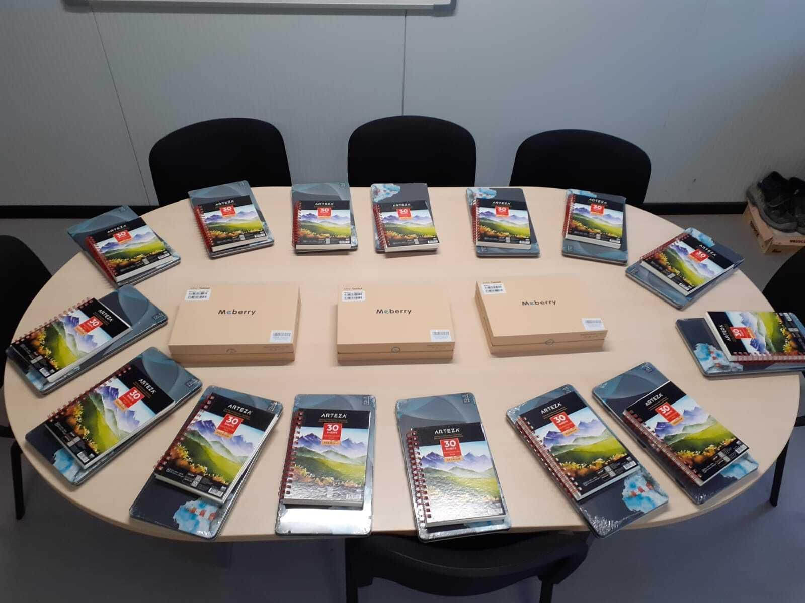 Premios entregados a las ganadoras y a los participantes.