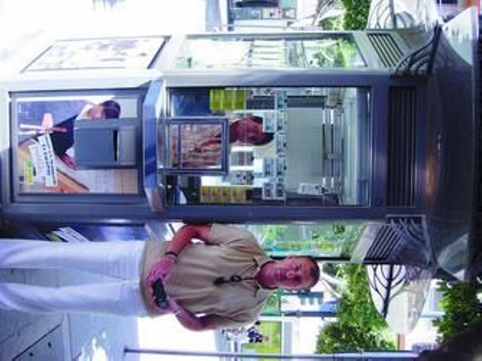 Miguel, vendedor, y Francisco Hernández, de la Once, en el quiosco.