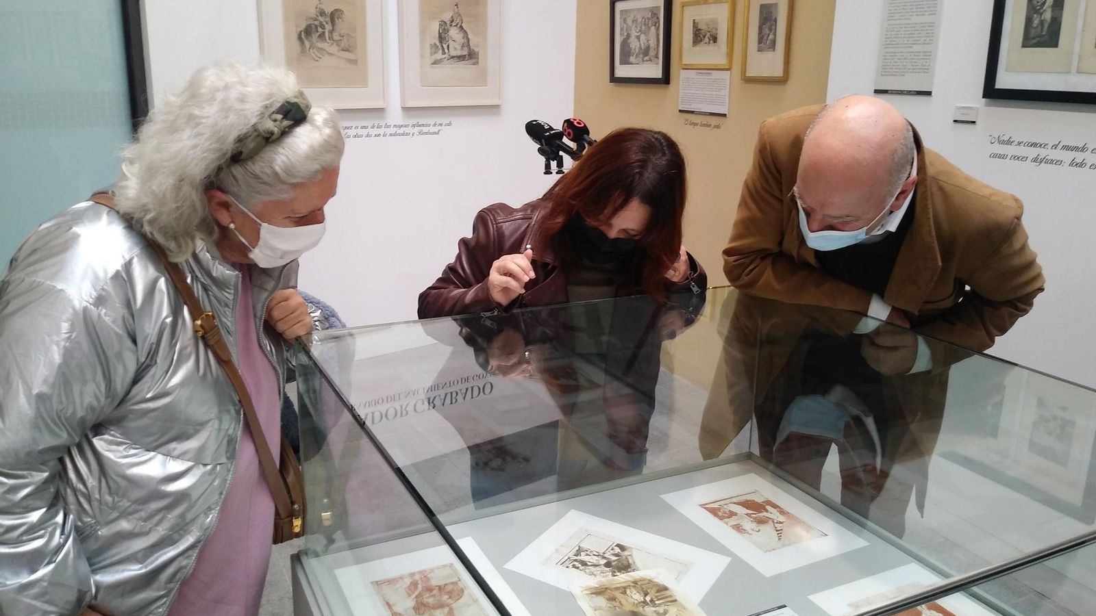 La delegada de Cultura y el director del Museo en la inauguración de una exposición
