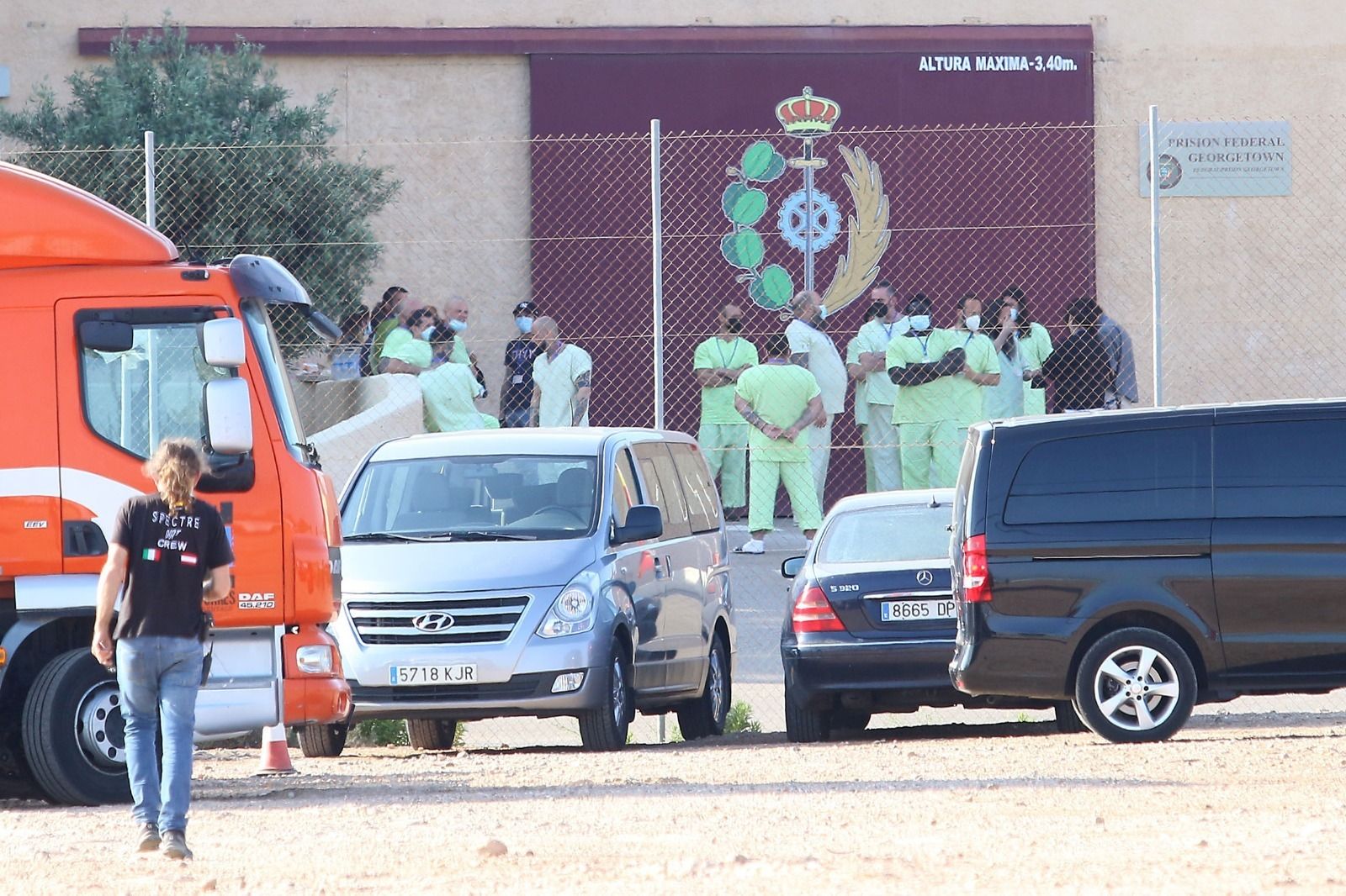 Vista de la puerta de la prisión donde ayer había más movimiento de lo habitual debido al rodaje.