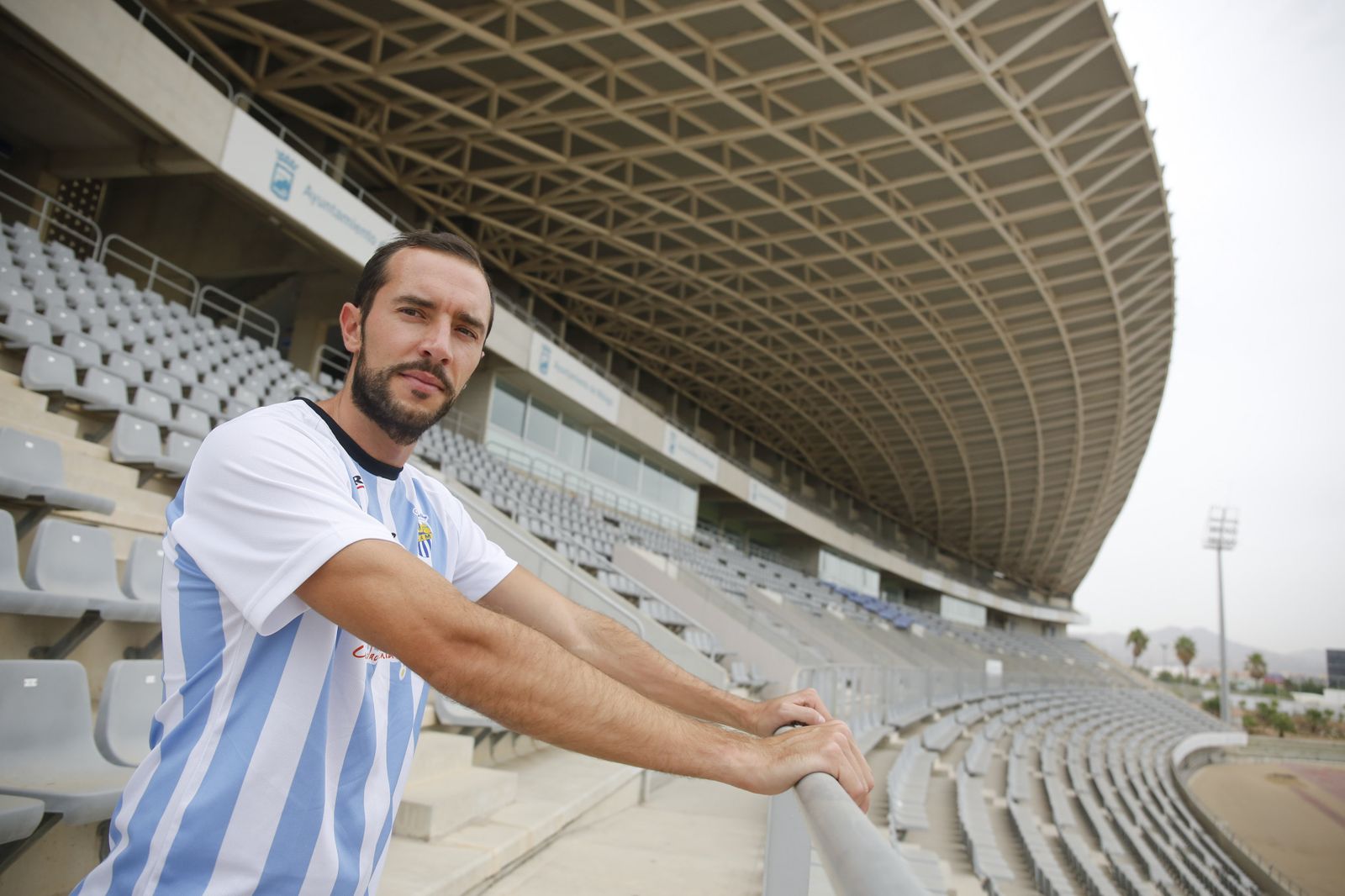 El atleta malagueño Josué Mena posa en el estadio Ciudad de Málaga.