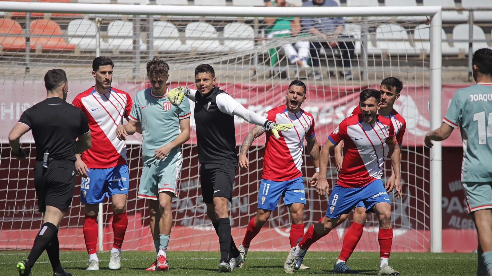 Lucho, tras el penalti fallado por el Atlético B.