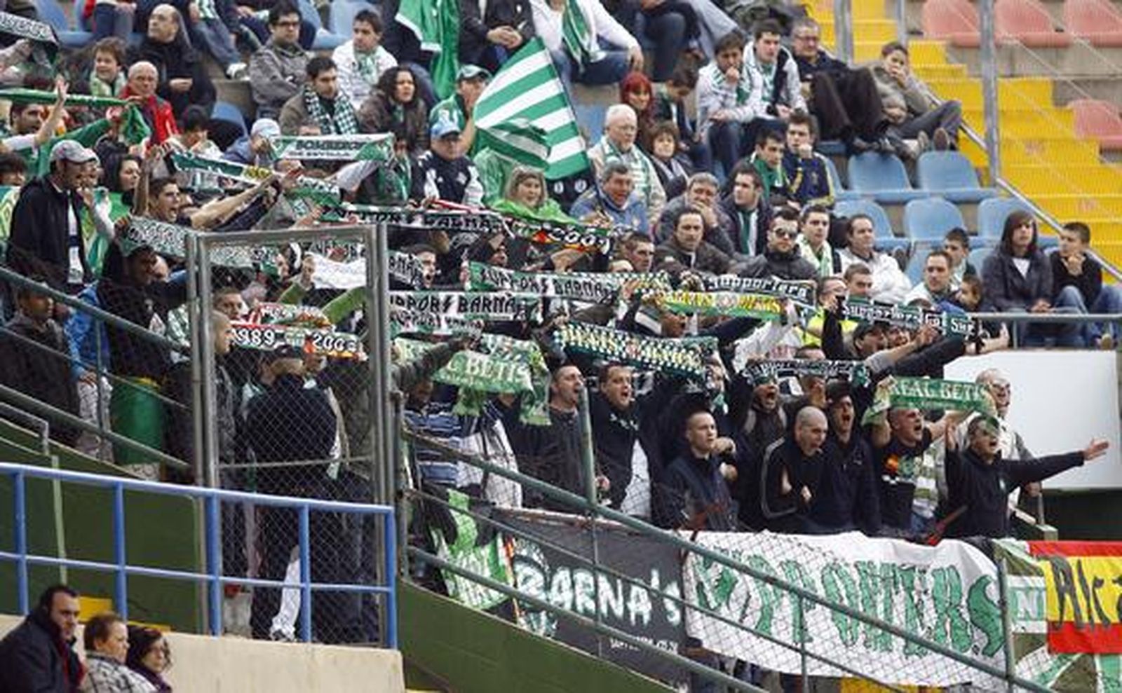 El equipo verdiblanco no puede sacar adelante los partidos lejos del Manuel Ruiz de Lopera. / LOF
