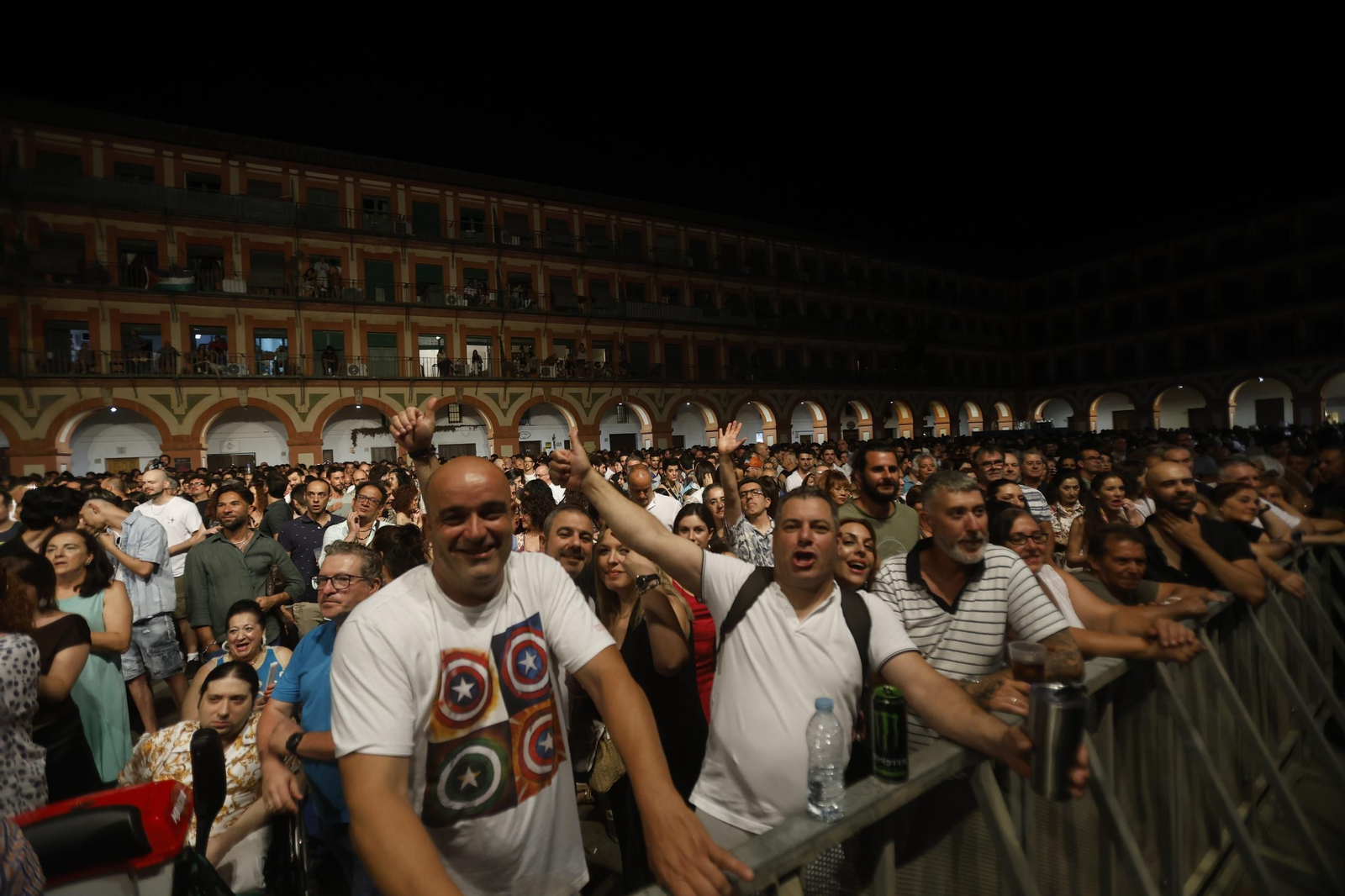 Multitud de personas disfrutan de la Noche Blanca del Flamenco en la Corredera.