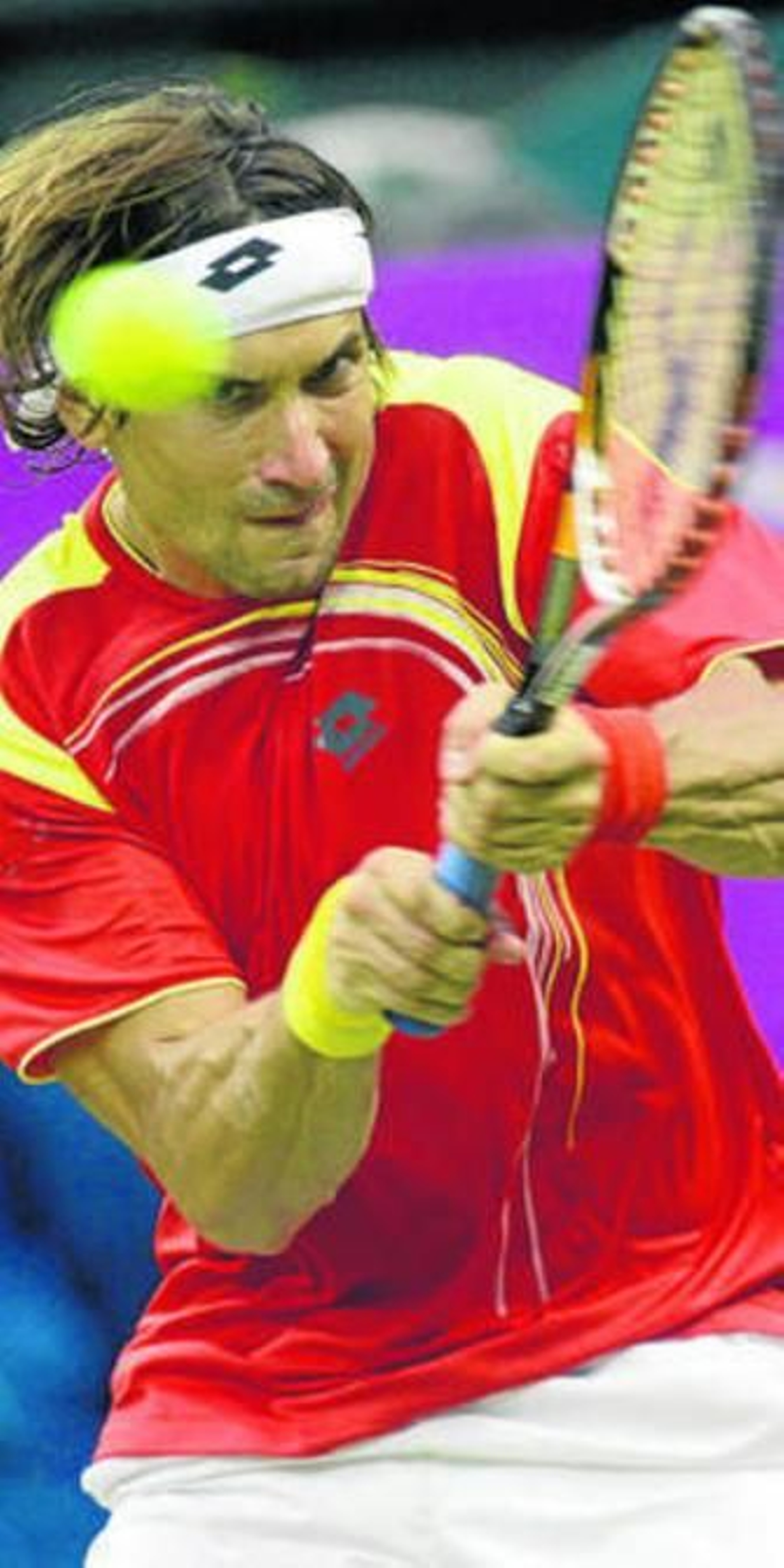 David Ferrer golpea de revés en su partido ante Kavcic.
