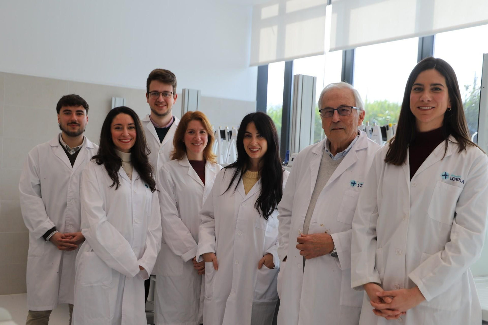 Macarena Fernández Chacón (derecha) junto al equipo de investigadores de la Universidad Loyola.