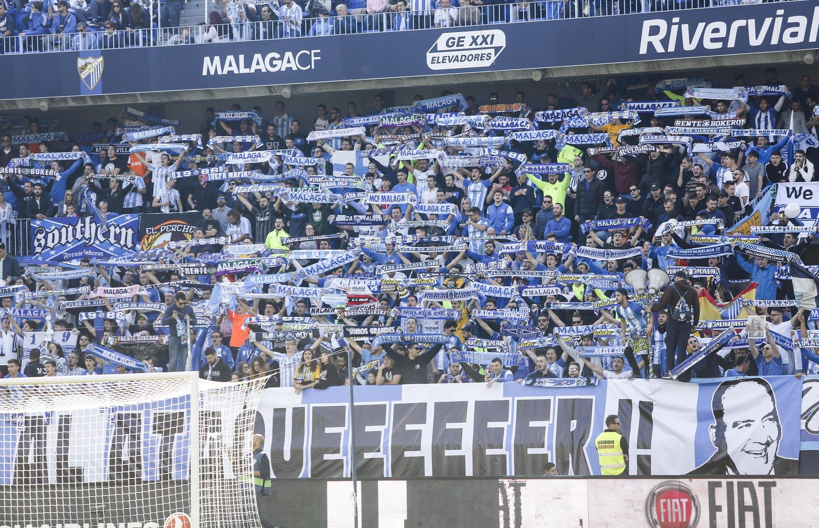 La afición hondea las bufandas en La Rosaleda.