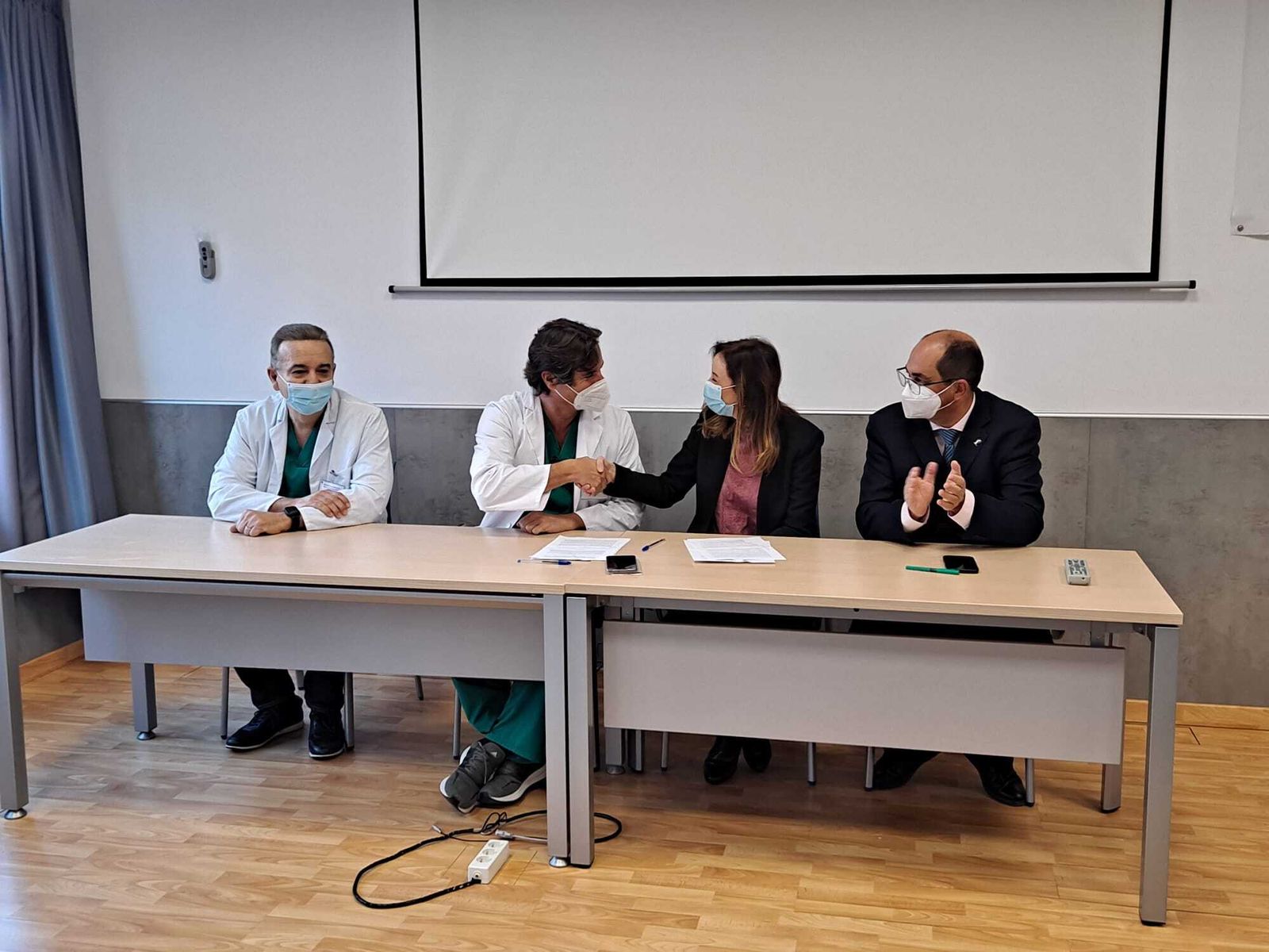 Un momento de la firma del convenio en el hospital de Villamartín.