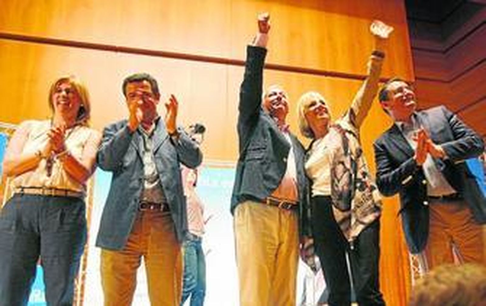 Arenas y Martínez saludan ayer en presencia de María José García Pelayo, José Loaiza y Antonio Sanz.