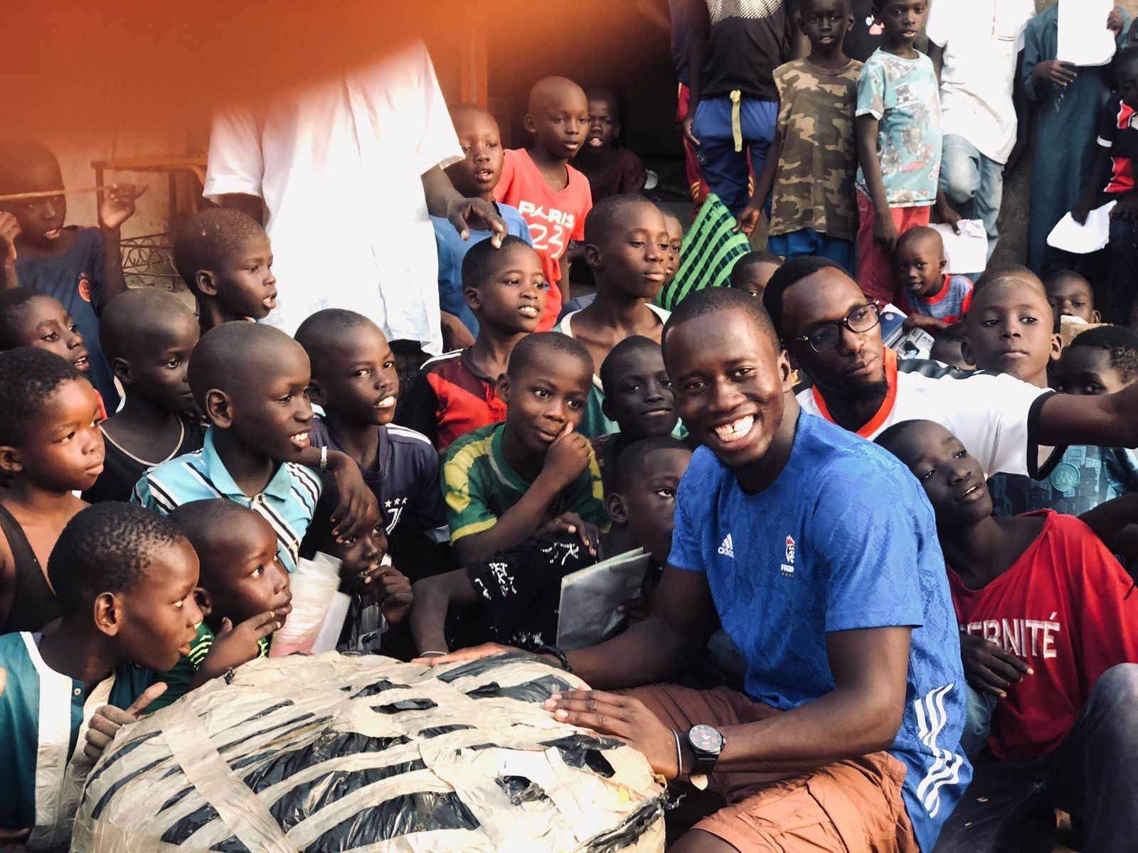 Ibrahima Ciss durante la entrega de un paquete de ayuda en Senegal