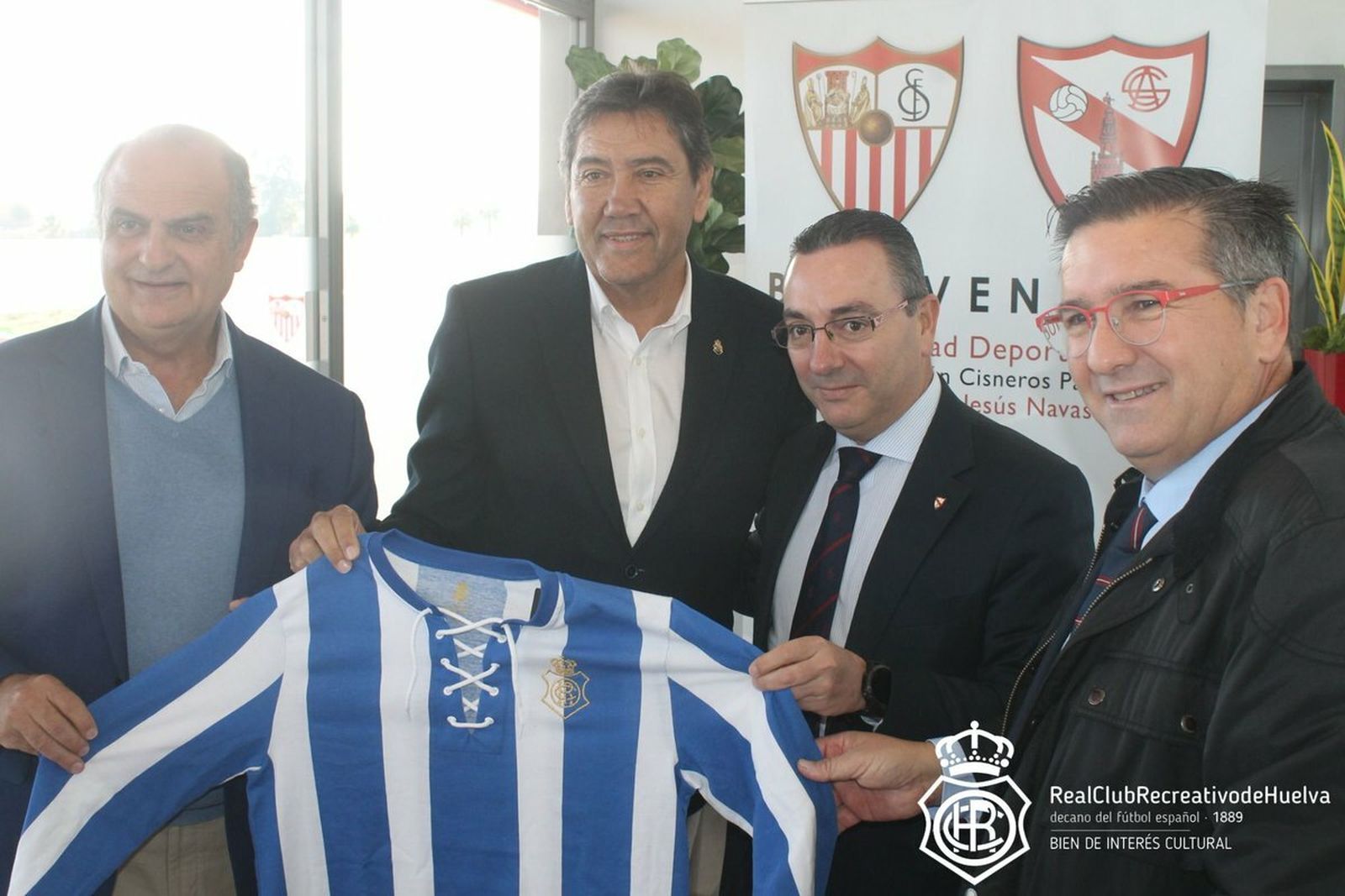 Manolo Zambrano hace entrega de la camiseta del 130 aniversario al Sevilla FC