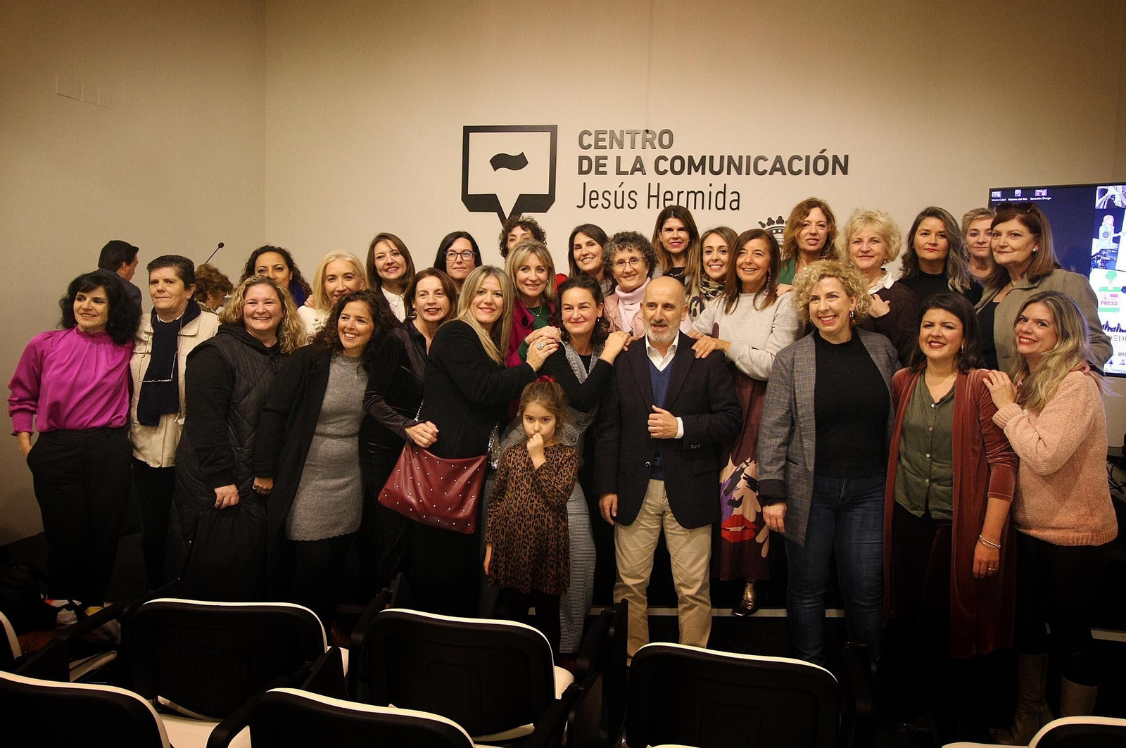 Imágenes de la mesa redonda "La presencia de la mujer en el periodismo" y exposición fotográfica "Pioneras", en el Centro de Comunicación Jesús Hermida, Huelva