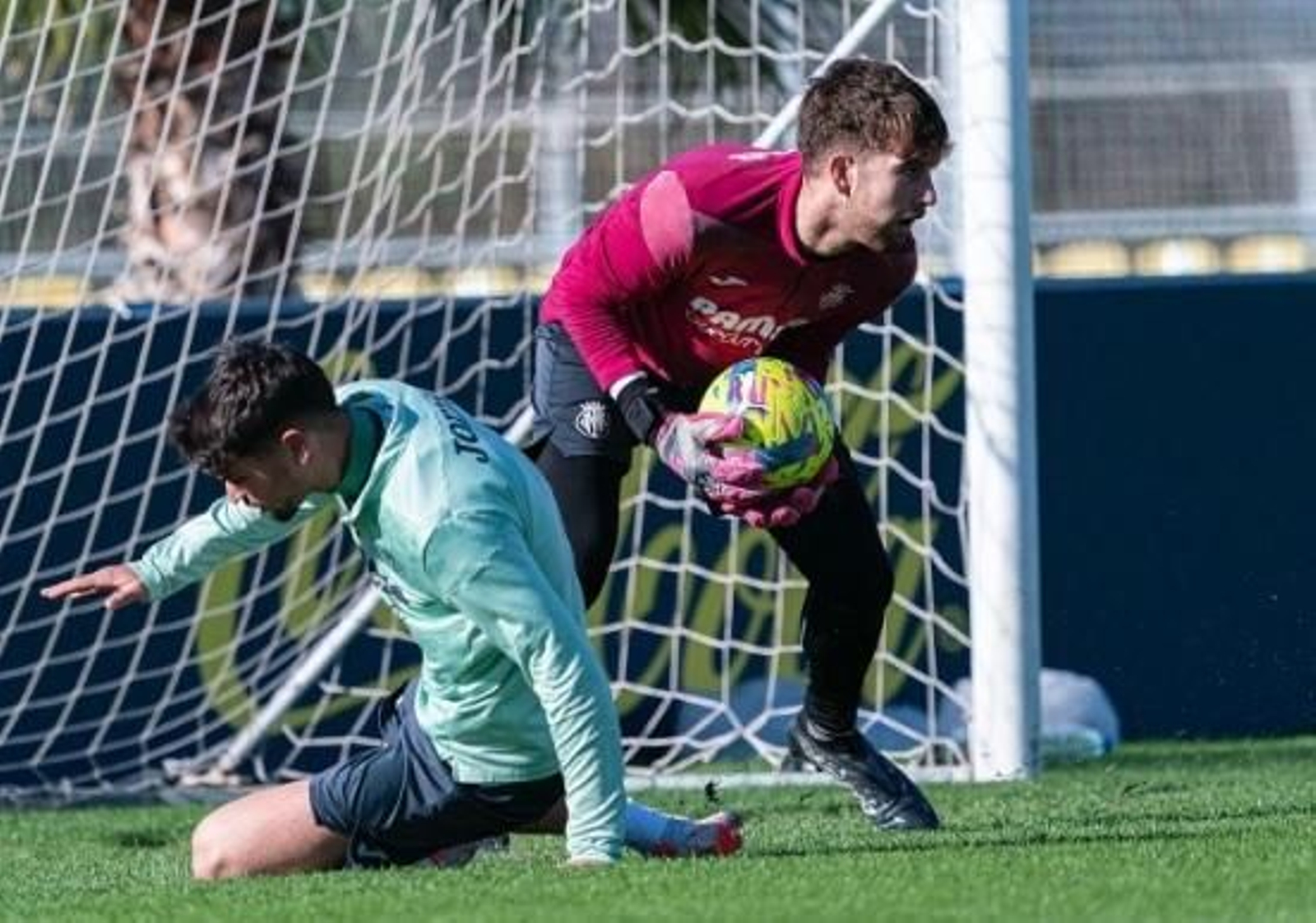 Adrián Pereda, en acción con el Villarreal C.