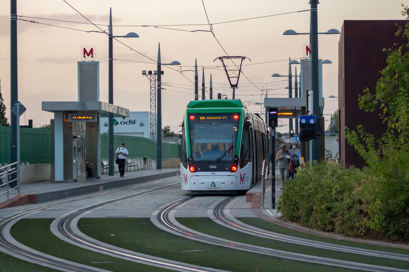 Un tren del Metro en la parada del Cerrillo de Maracena