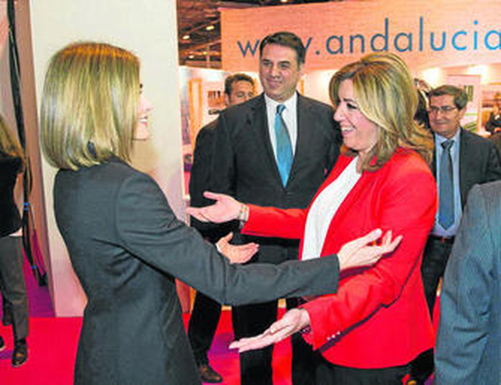 Doña Letizia saluda a Susana Díaz.