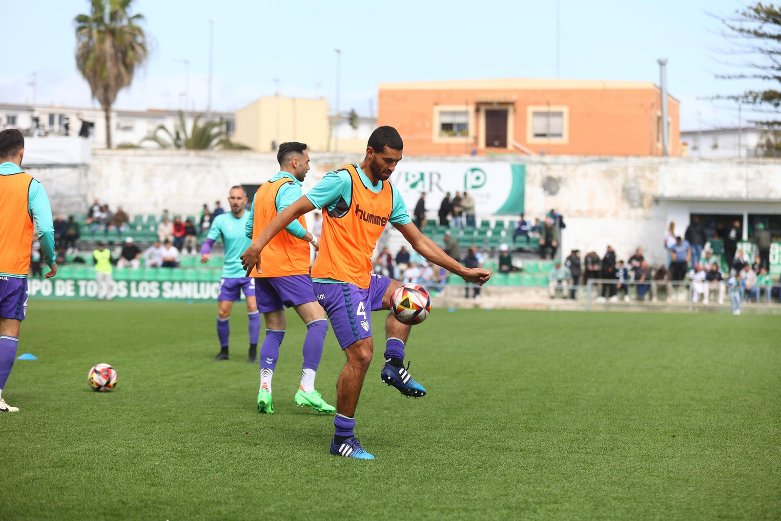 Llegada y calentamiento del Málaga CF en el campo del Atlético Sanluqueño