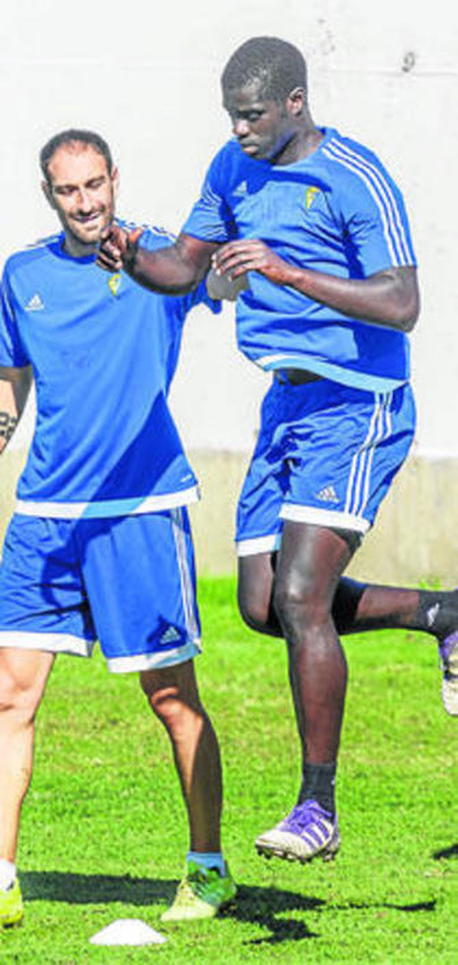 Sankaré (d) salta durante una sesión mientras es observado por Juanjo.