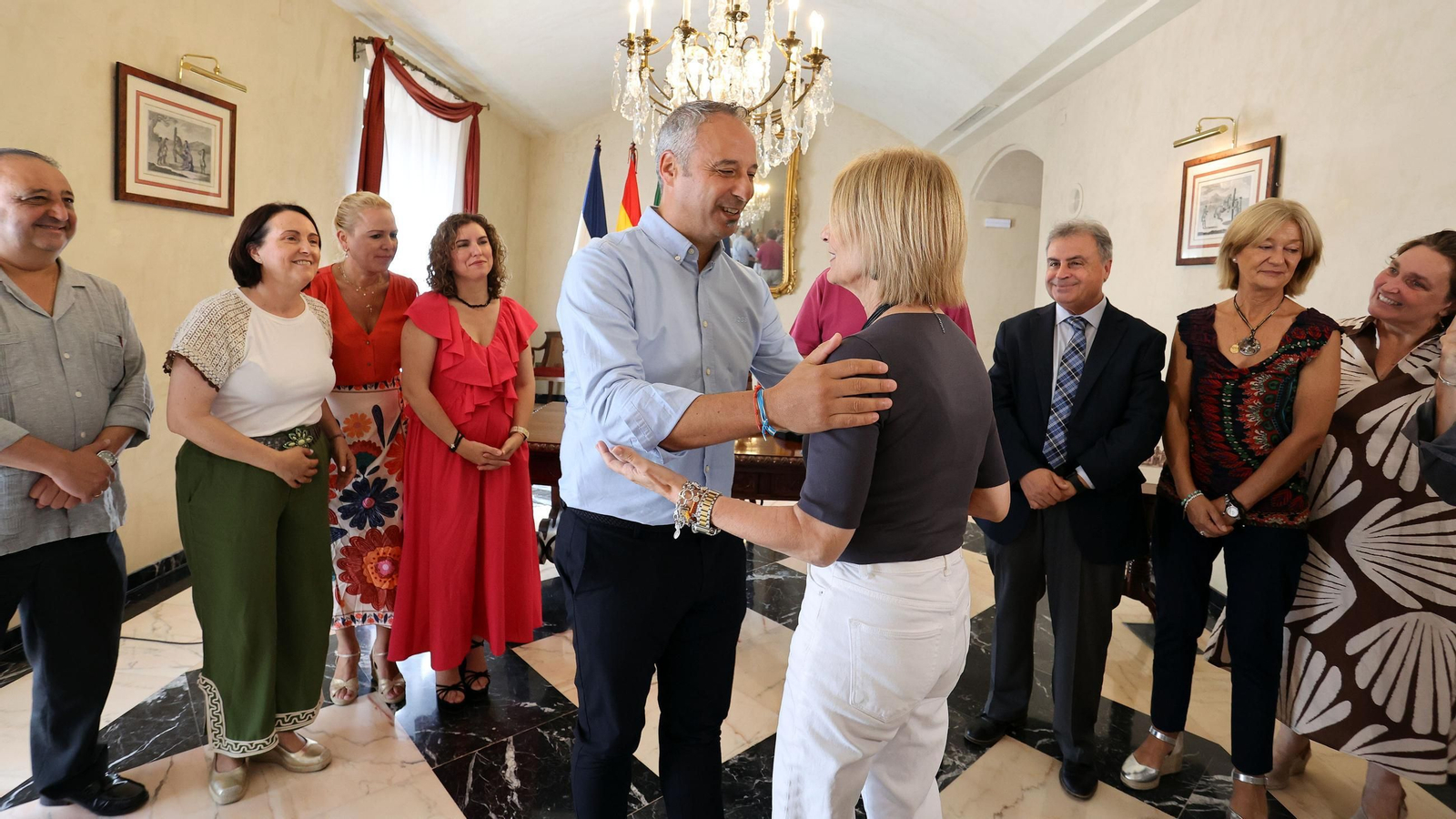 Antonio Vadillo firma en el Libro de Honor de Jerez