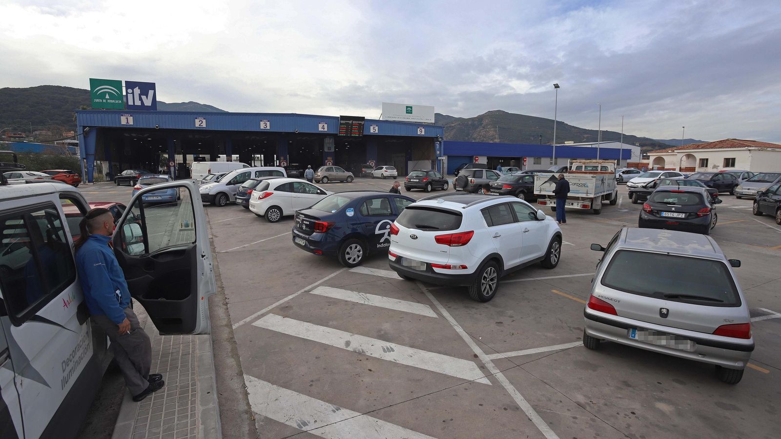 Varios usuarios esperan su turno para ser atendidos en la ITV de Algeciras, esta semana. Varios usuarios esperan su turno para ser atendidos en la ITV de Algeciras, esta semana.