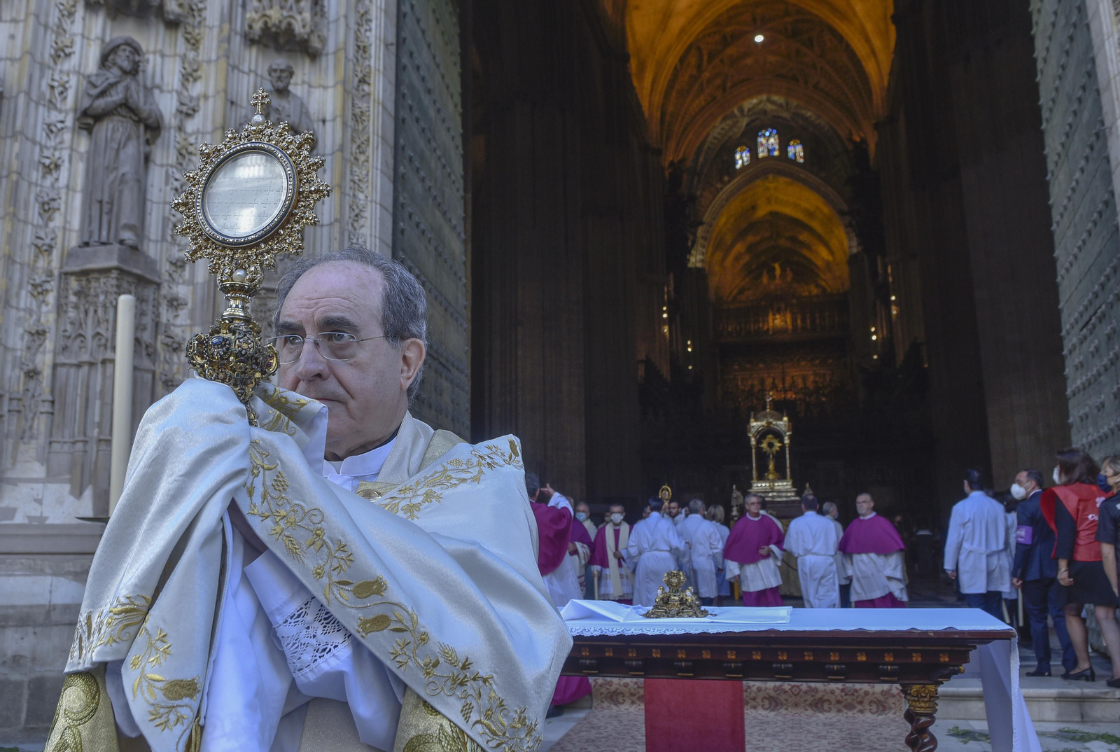Monseñor Asenjo durante la procesión del Corpus de 2020.