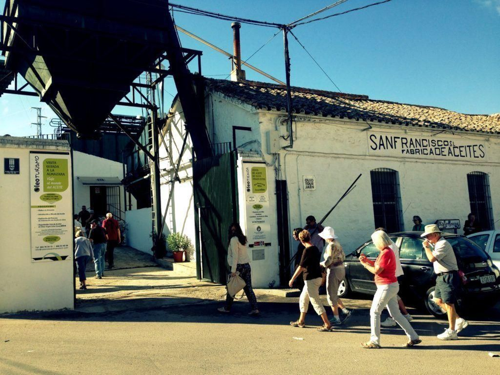 Un grupo realiza una visita guiada a la fábrica de aceite San Francisco.