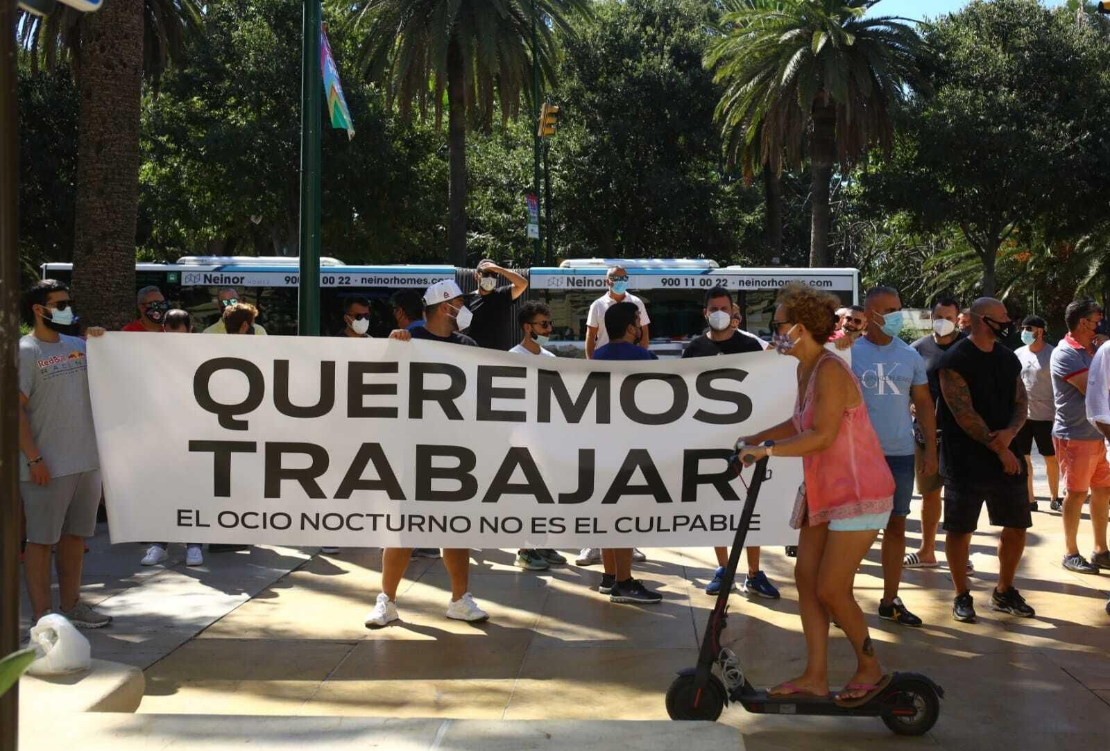 Un momento de la protesta de empleados del ocio nocturno en Málaga este martes.