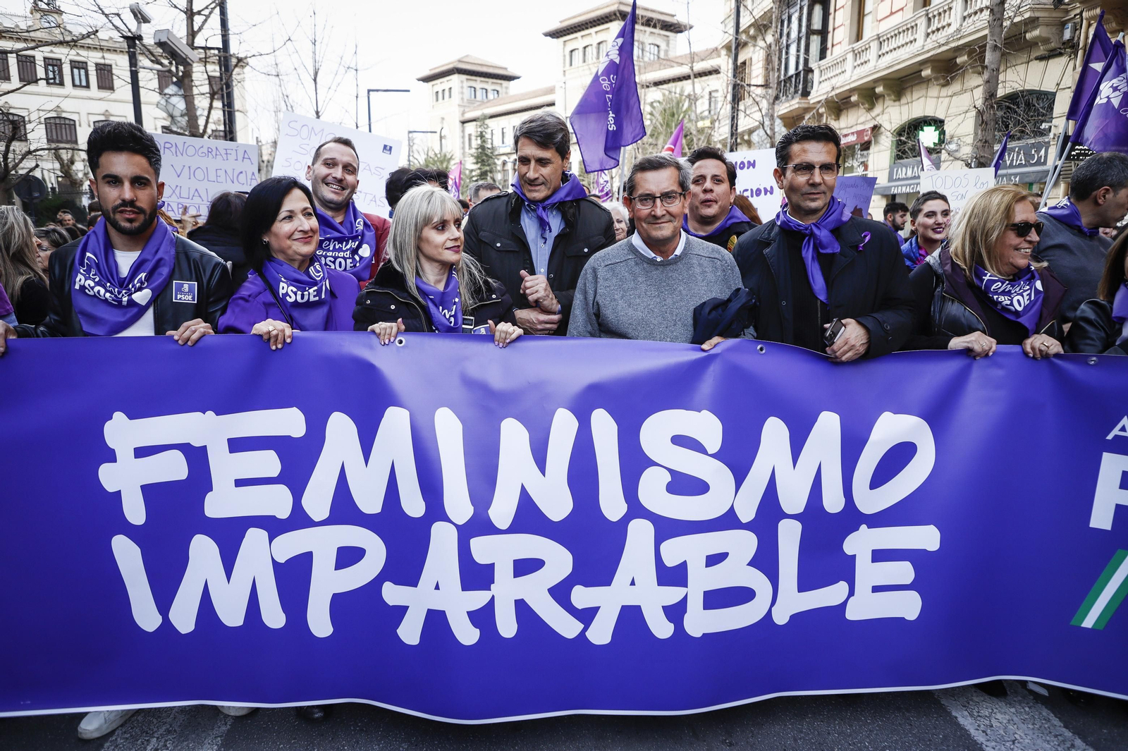 Una ola morada inunda la avenida principal de Granada en el Día de la Mujer