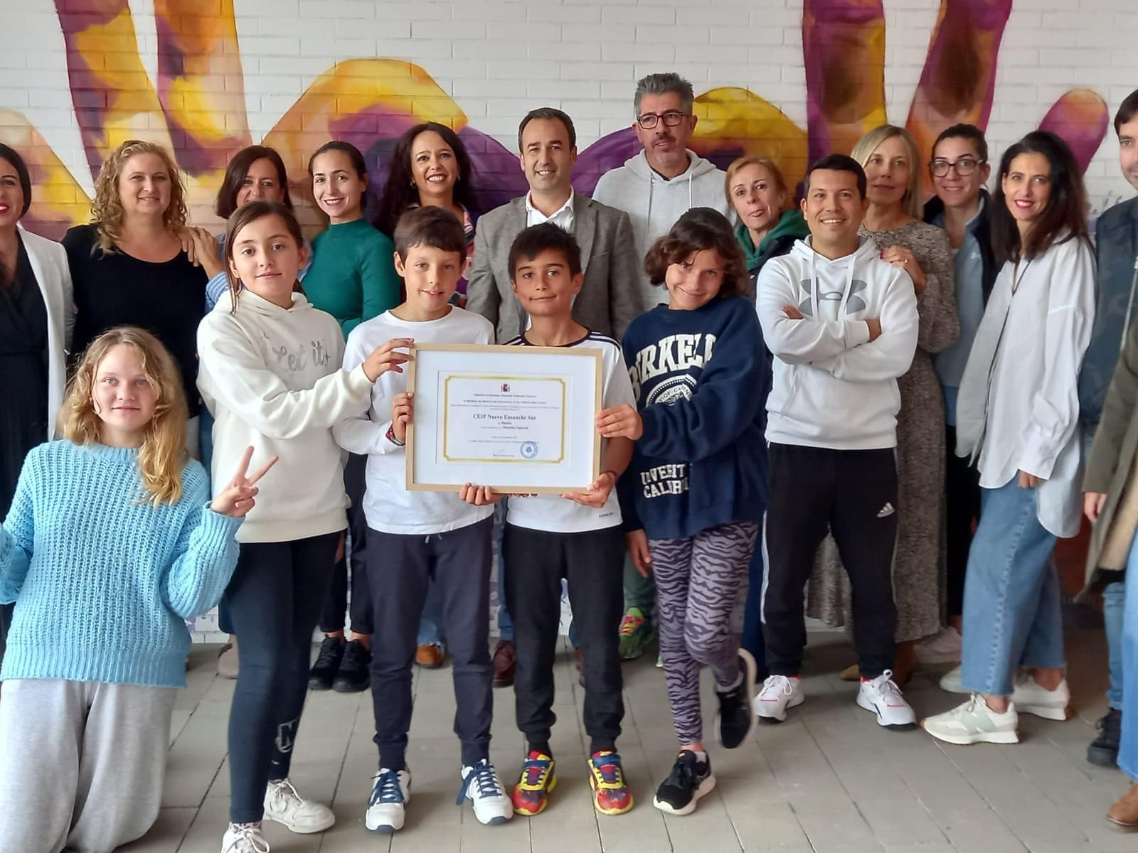 Los alumnos del CEIP Nuevo Ensanche Sur de Huelva con su diploma.