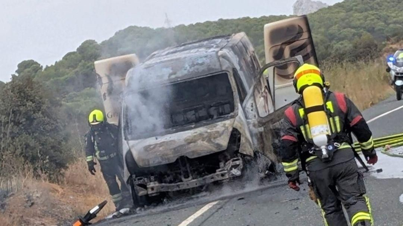 Vehículo calcinado tras el incendio