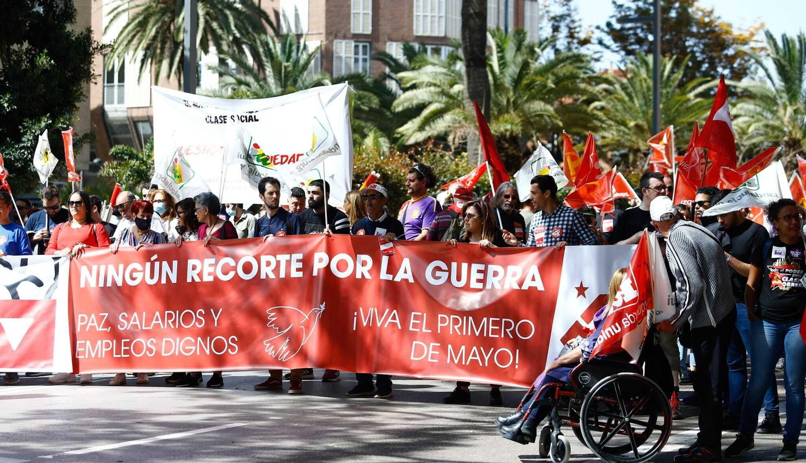 La manifestación convocada por los sindicatos CCOO y UGT el 1 de mayo en Málaga, en fotos