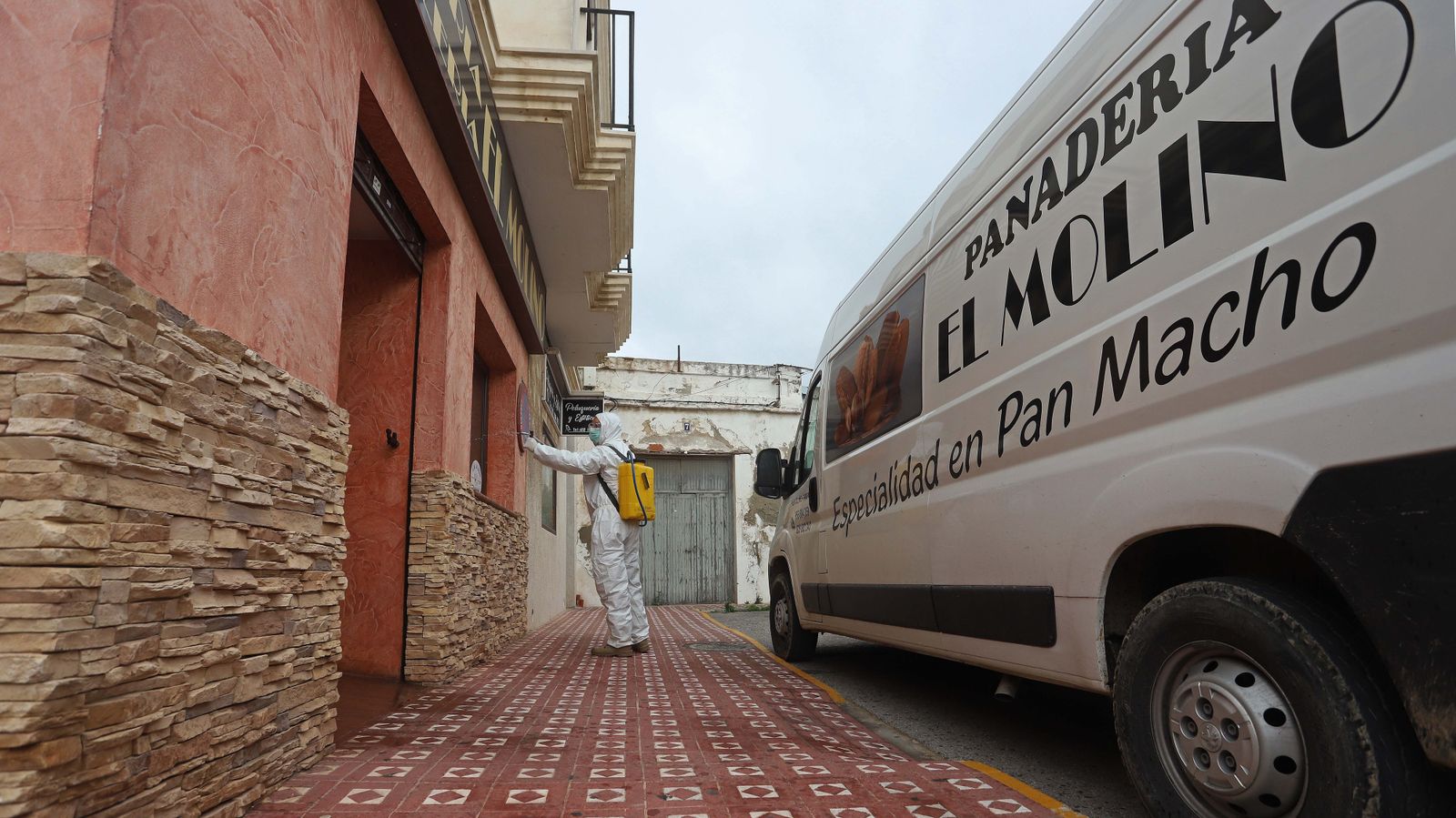 Fotos de las tareas de desinfección y limpieza de la Infantería de Marina en Tarifa