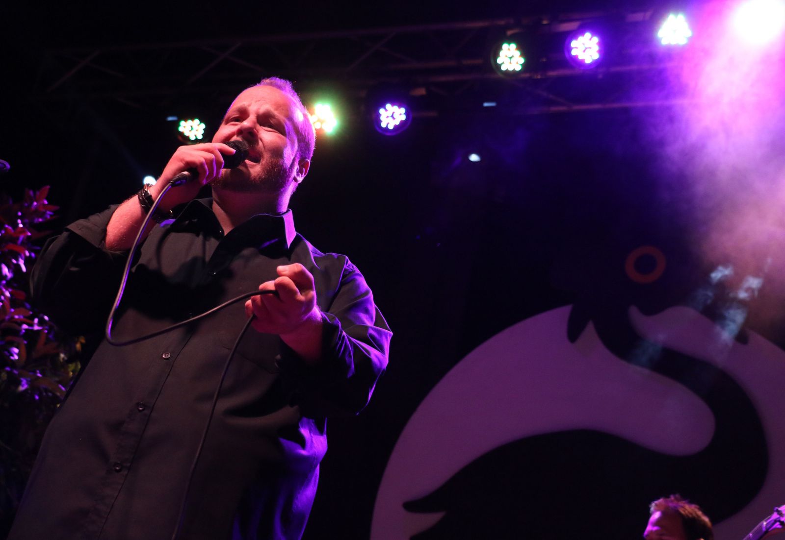 1. David Barrull es el artista invitado en el espectáculo 'Flamenkedada' de hoy.    2. Esperanza Fernández y Miguel Ángel Cortés están en el elenco de la gala final del festival. 3. Calixto Sánchez participa en una mesa redonda.