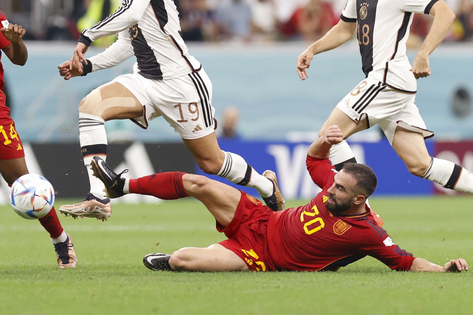 Dani Carvajal disputa un balón a ras de suelo