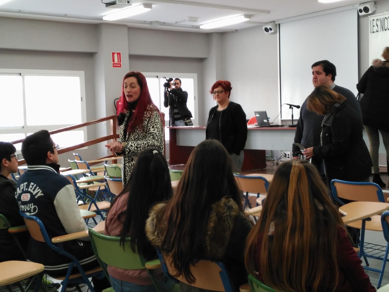 Los coordinadores del IAM y el IAJ presentan la campaña 'El amor no duele' en el IES Nicolás Salmerón.