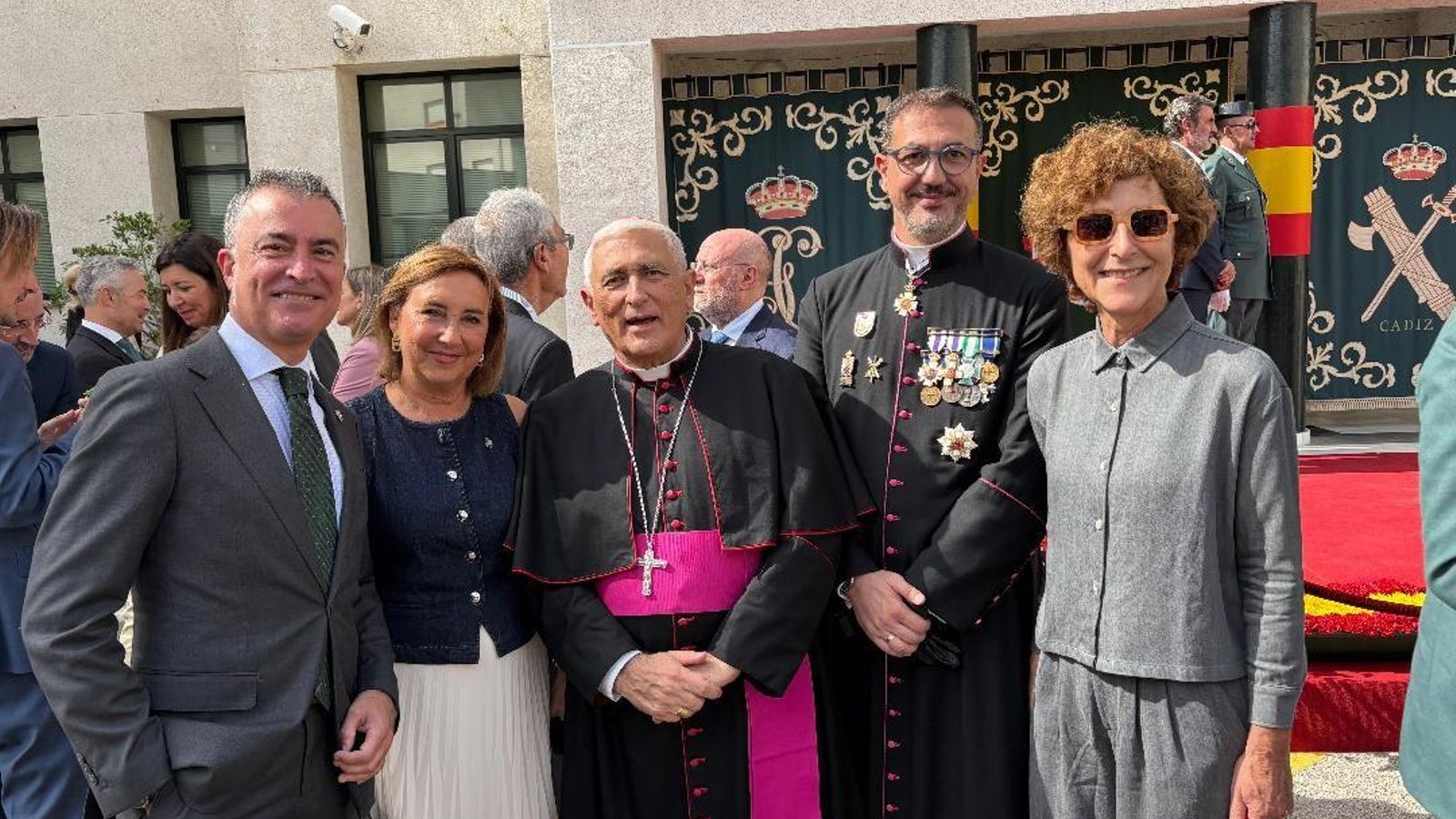 Ángel Núñez, Ana Villagómez, el obispo de Cádiz Rafael Zornoza, el padre César Sarmiento y Mónica de Ramón.