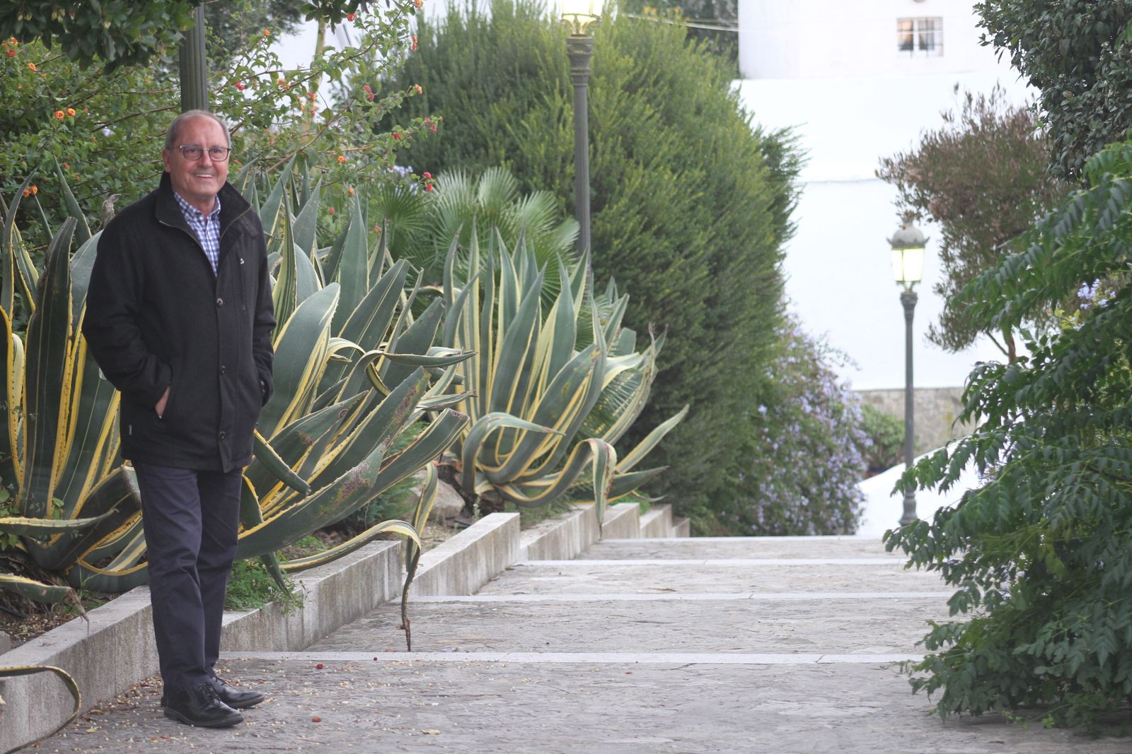 Juan Cornejo, en la zona ajardinada de la plaza de la Iglesia Mayor de Medina Sidonia (Cádz), su localidad natal