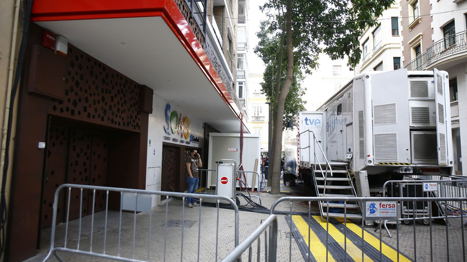 Unidades móviles de televisión, en la calle Casas de Campos.