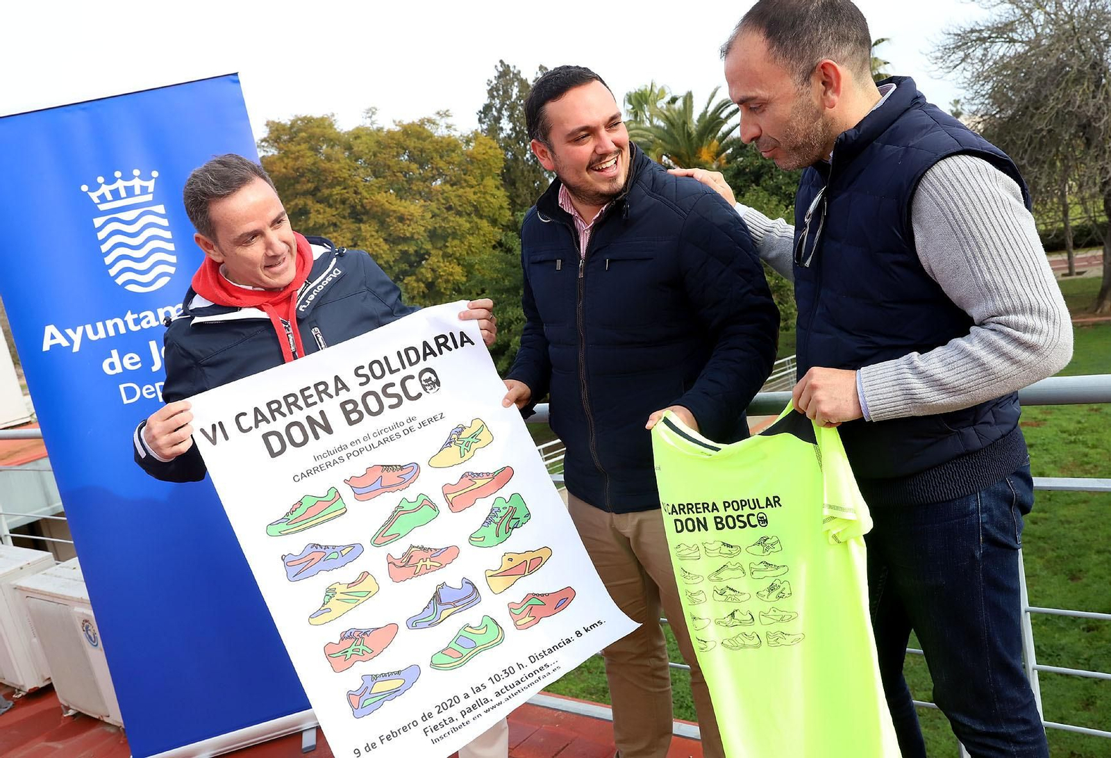 El delegado Jesús Alba junto al cartel anunciador de la Carrera Solidaria.