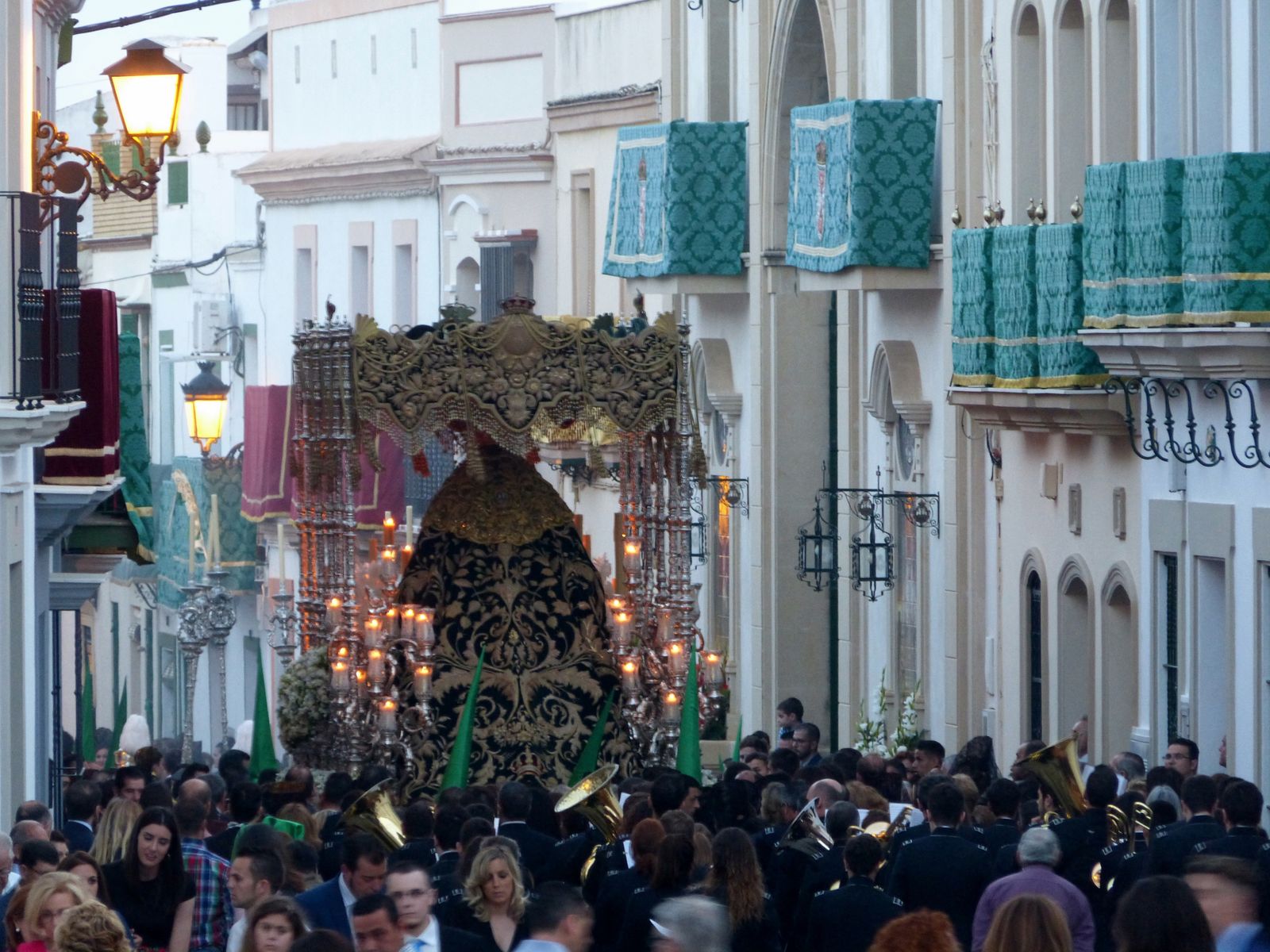 La portentosa trasera del paso de la Virgen de las Angustias, en la tarde del Jueves Santo alcalareño.