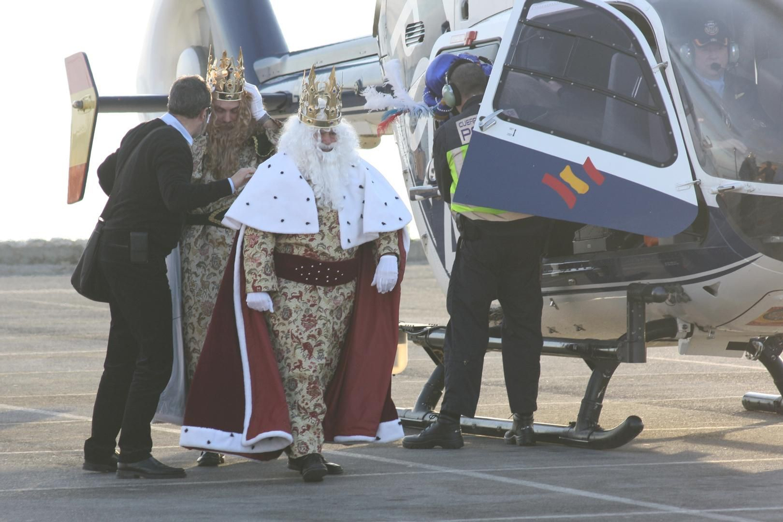 Aterrizaje de los Reyes Magos antes de iniciar la Cabalgata de la Ilusión