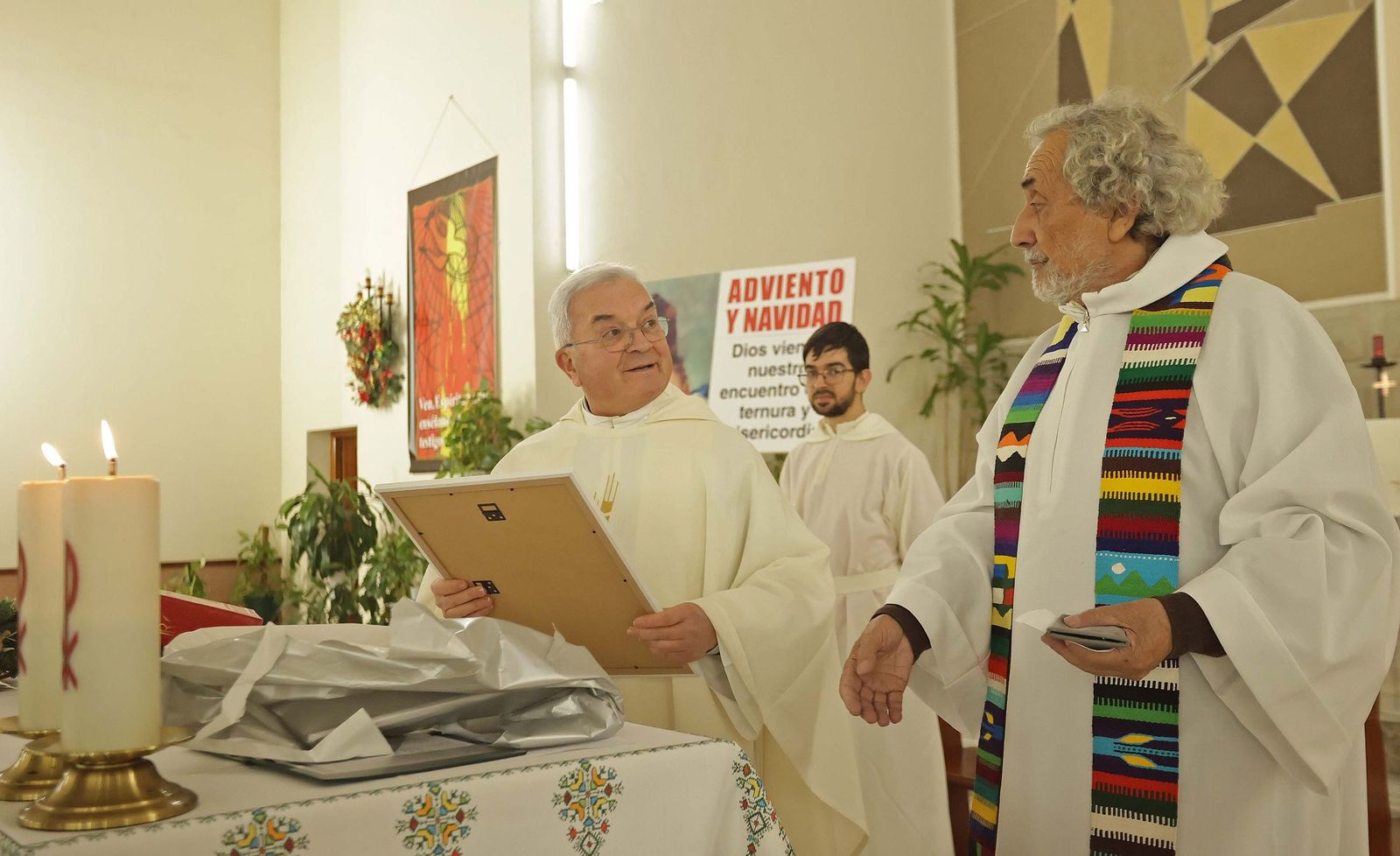 Fotos de la misa conmemorativa de los 50 años de dedicación del padre Pedro a la parroquia y al barrio de La Piñera