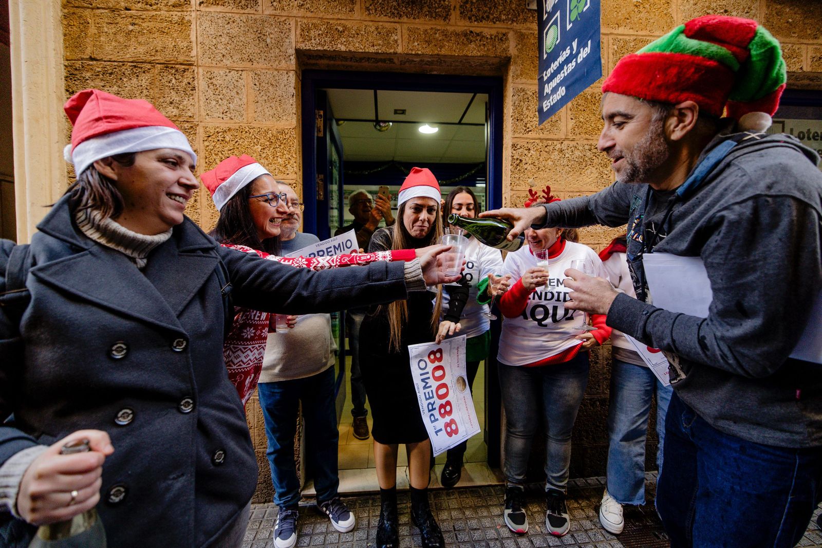 Lotería de Navidad 2023: Las imágenes de la celebración del Gordo en Cádiz