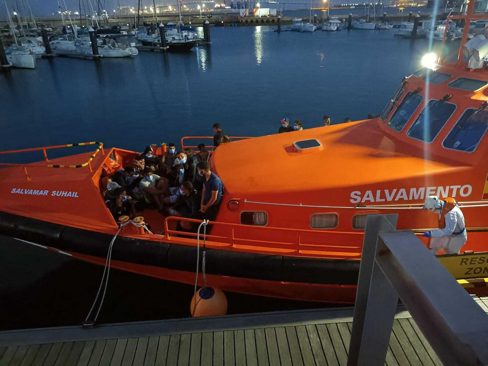 Salvamento Marítimo traslada a Puerto América a los 70 ocupantes de una patera, en una foto de archivo.