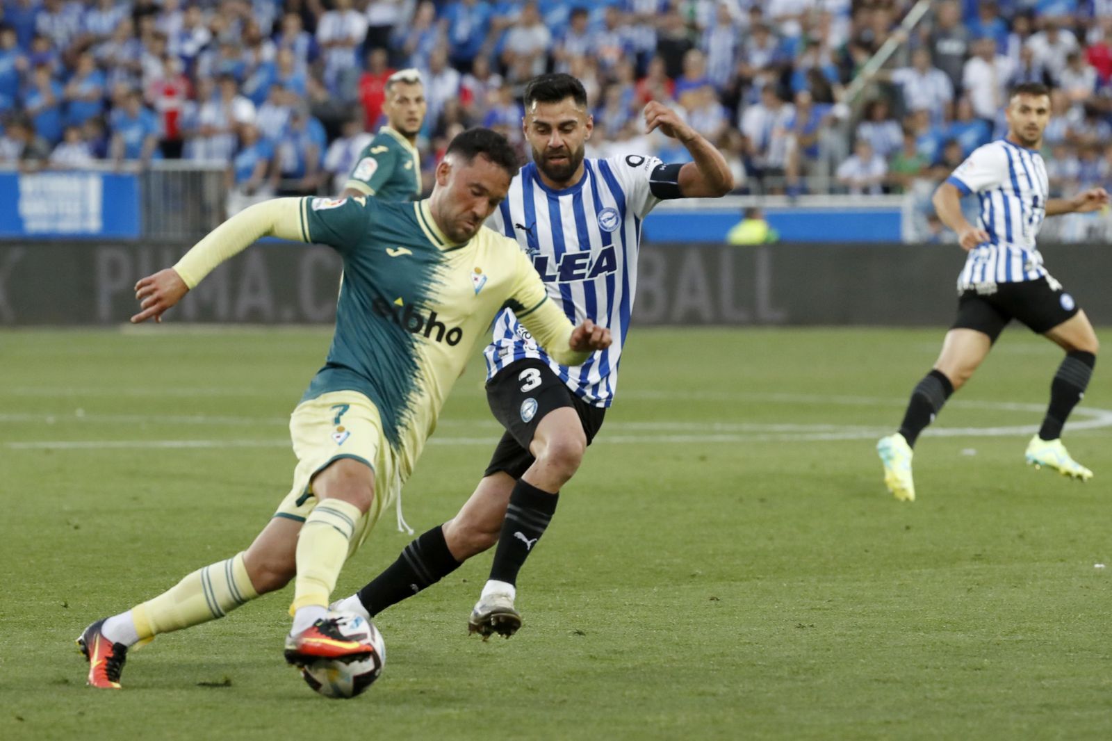 Rubén Duarte presiona al exrojiblanco Quique González en un partido de la temporada pasada con el Alavés.