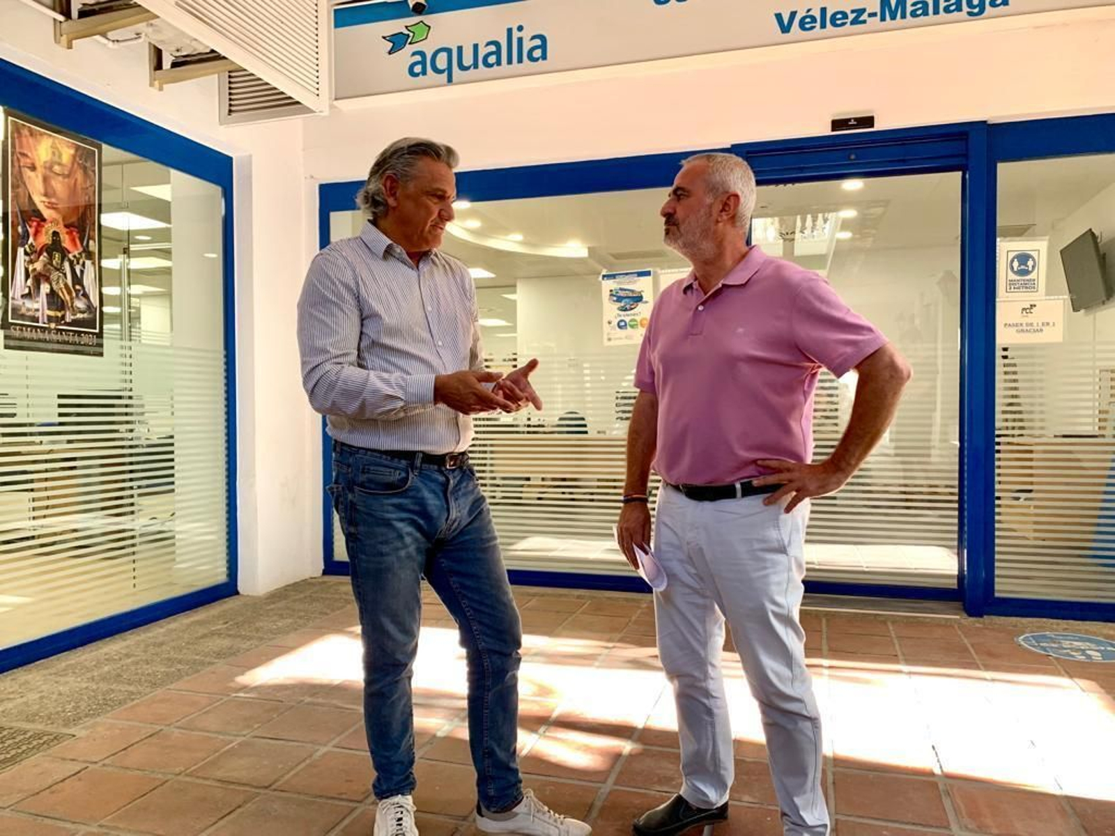 El edil responsable de agua, Jesús María Claros, junto al gerente de Aqualia, Javier Portero
