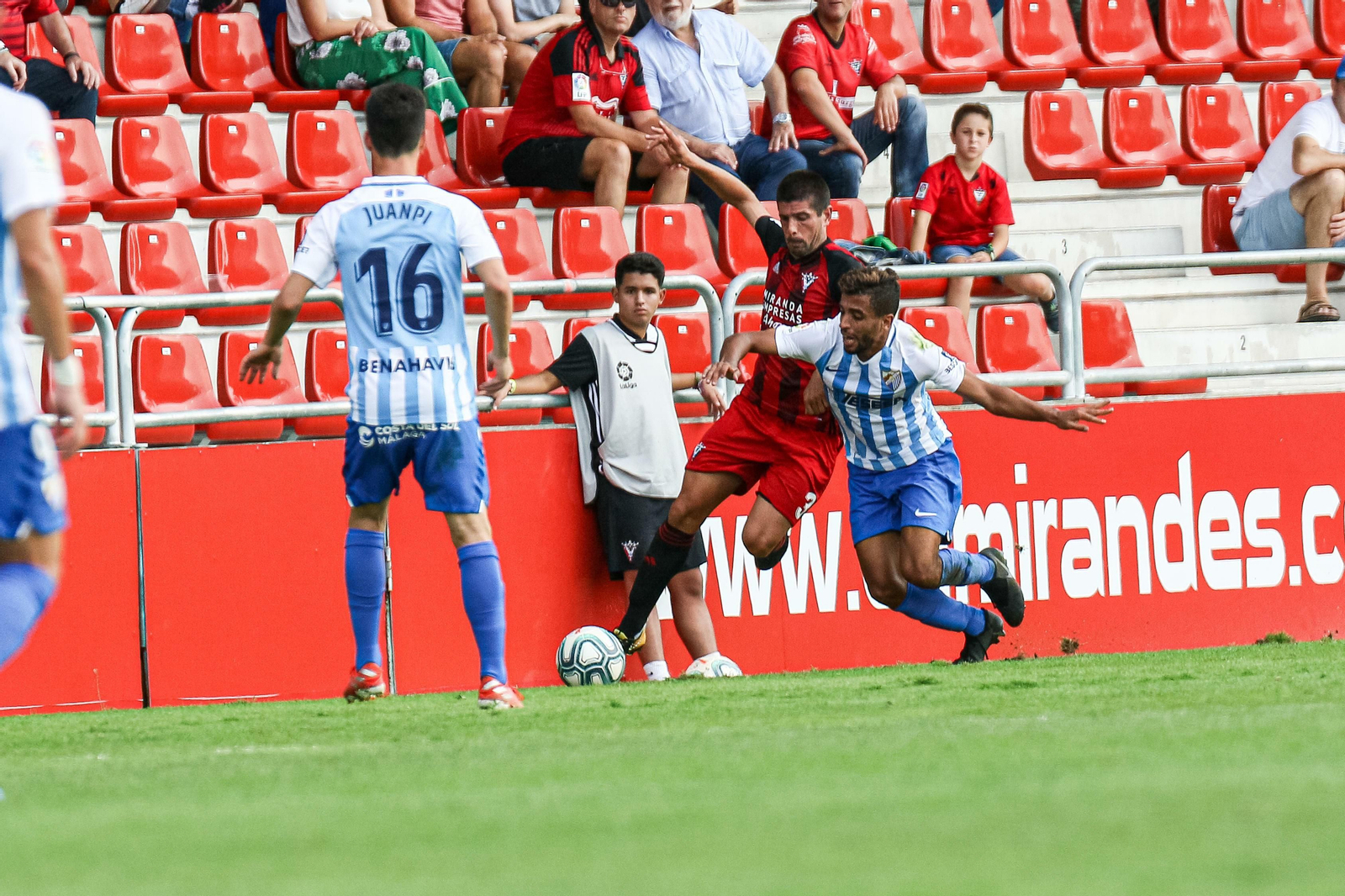 Benkhemassa, disputando el balón.