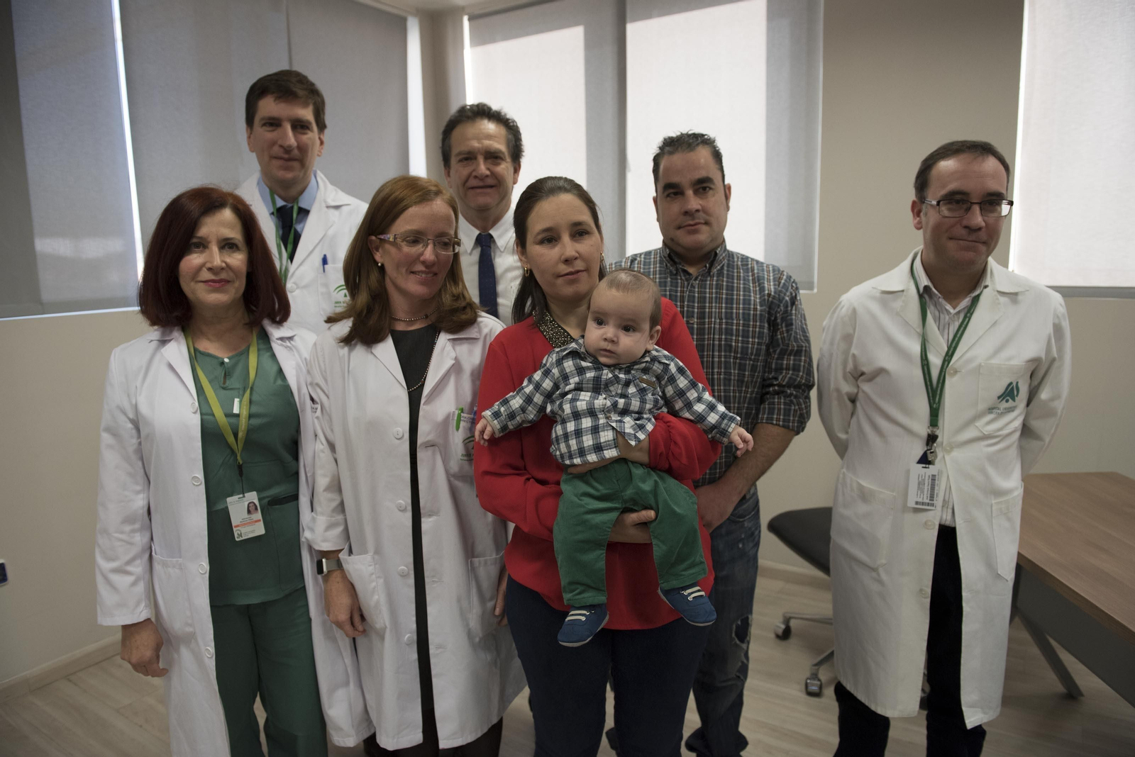 El pequeño Iker, con sus padres, ha sido el primer paciente.