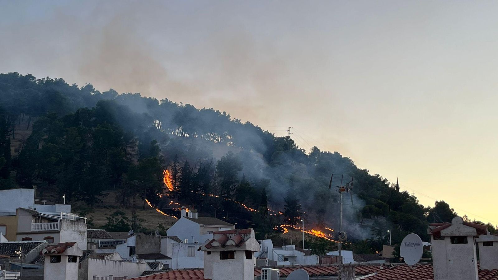 Perspectiva del fuego sobre la ladera del cerro.
