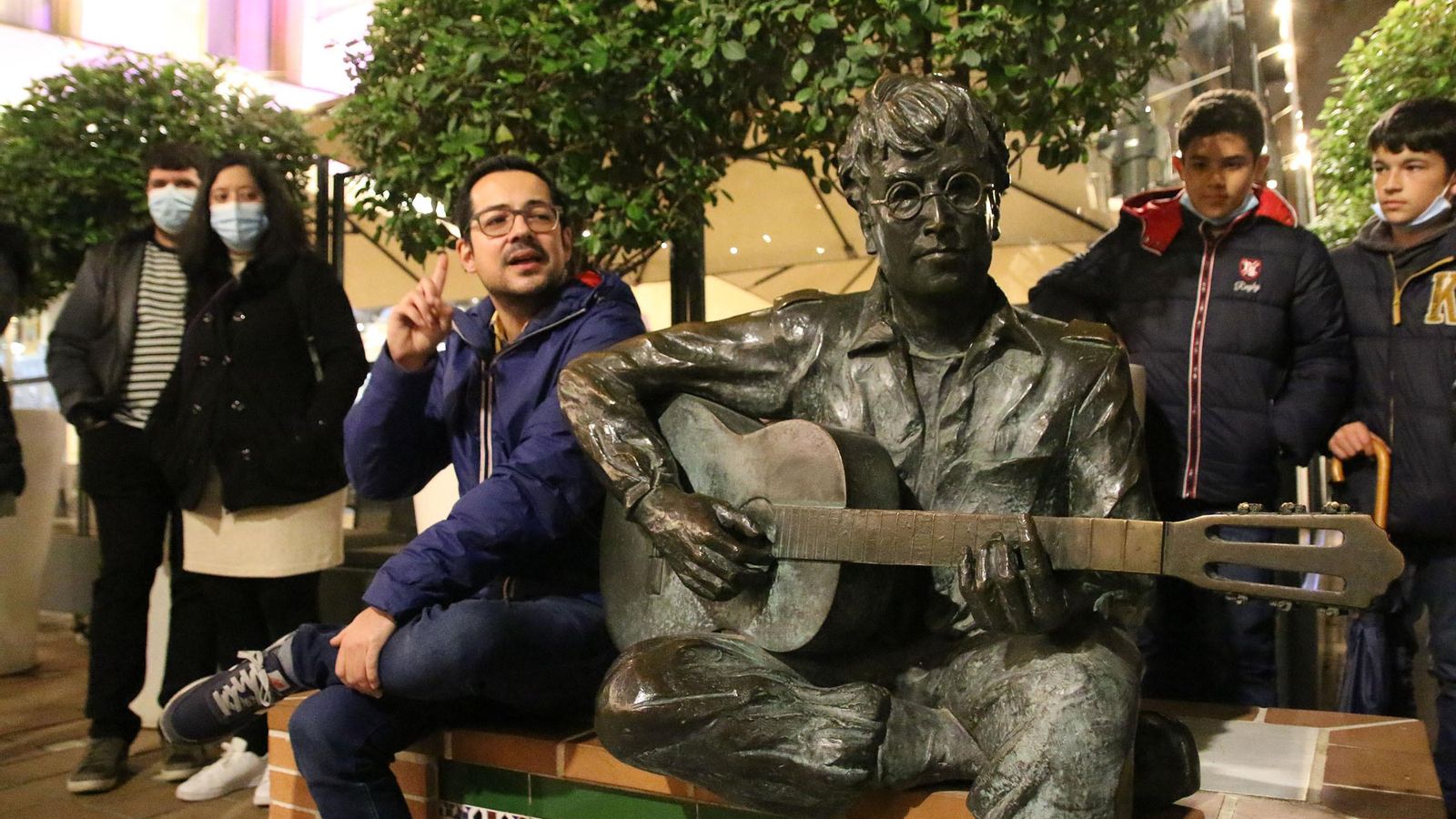 El escritor Alberto Cerezuela junto a John Lennon.