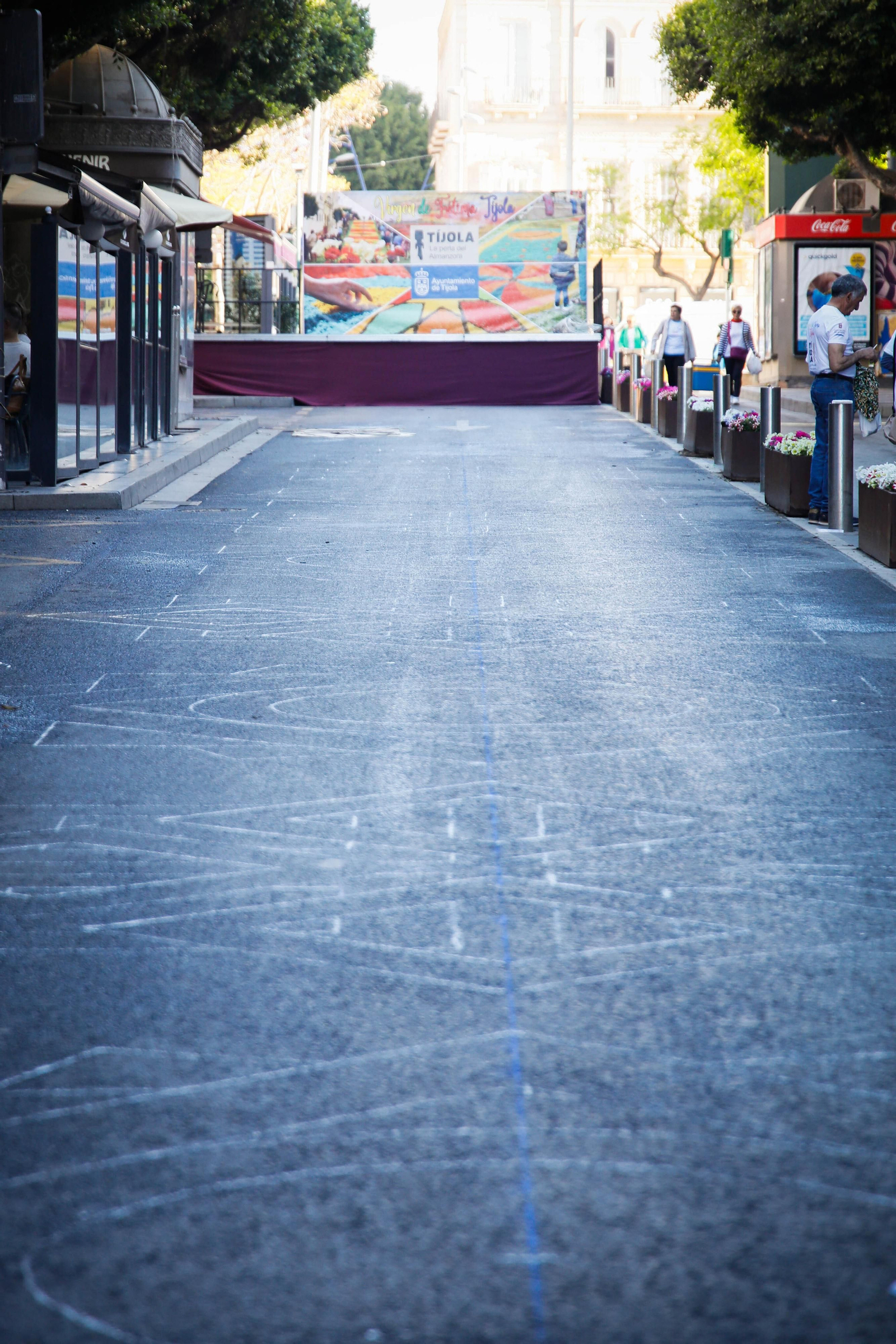 Así es la alfombra de serrín de 60 metros en el Paseo de Almería, en imágenes.